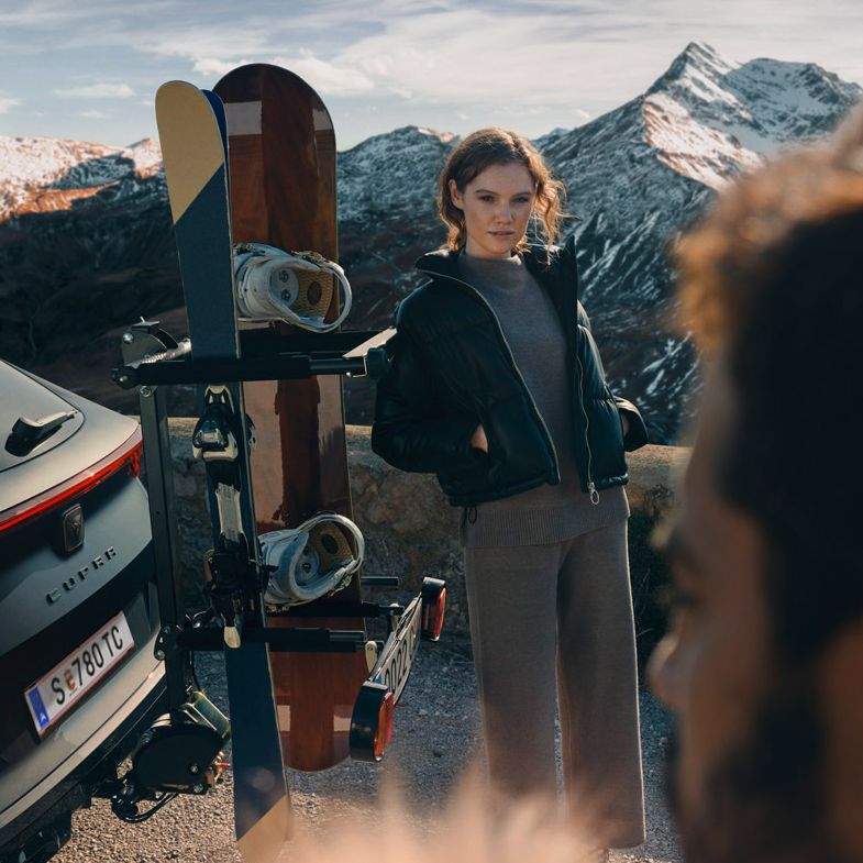 Snowboard és sífelszerelés egy cupra formentor mögött