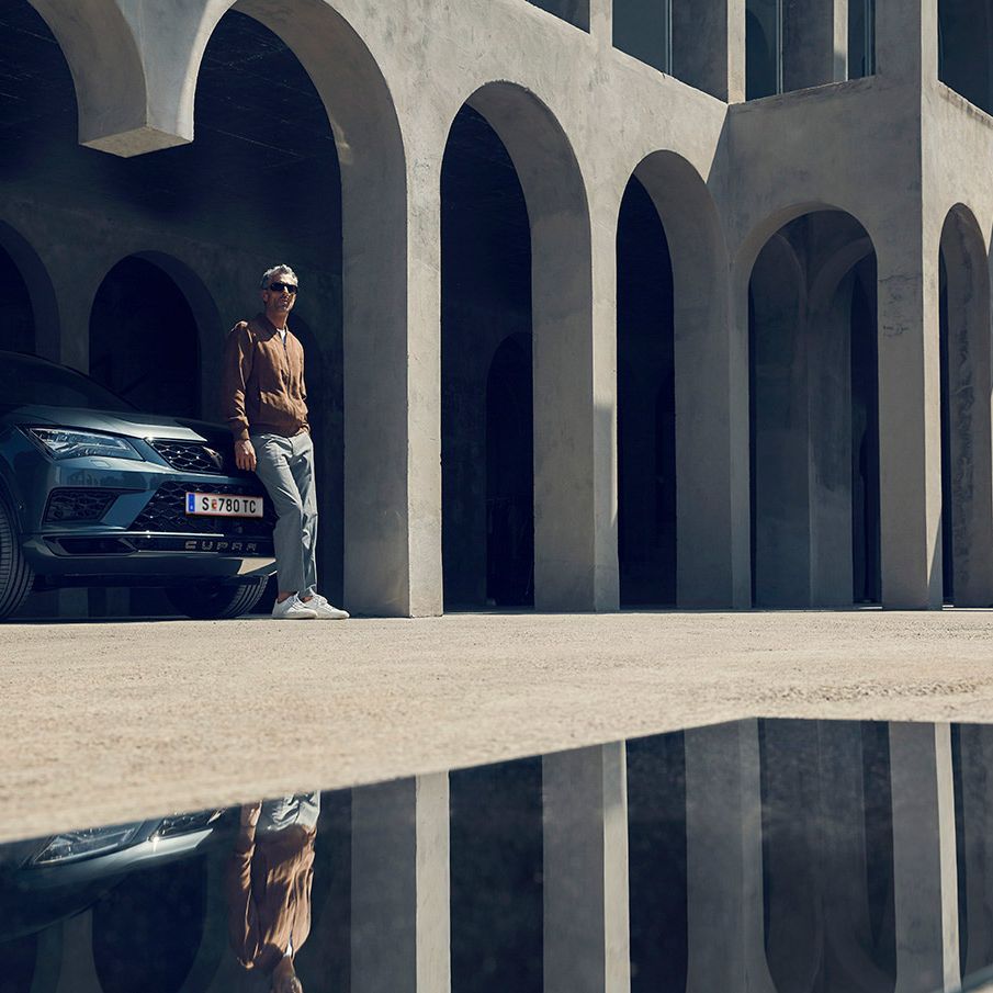 CUPRA Ateca és egy férfi