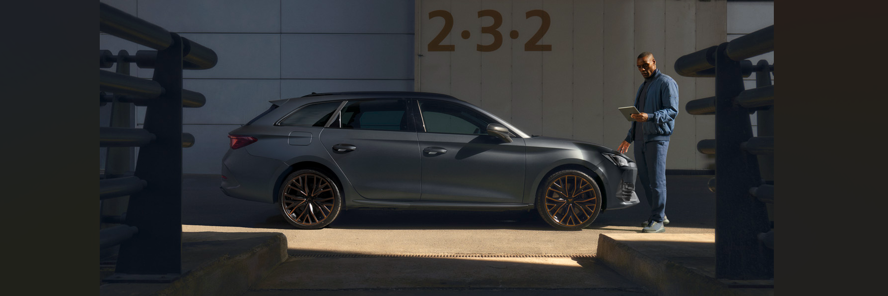 cupra szervizben egy formentor, előtte egy szerelő