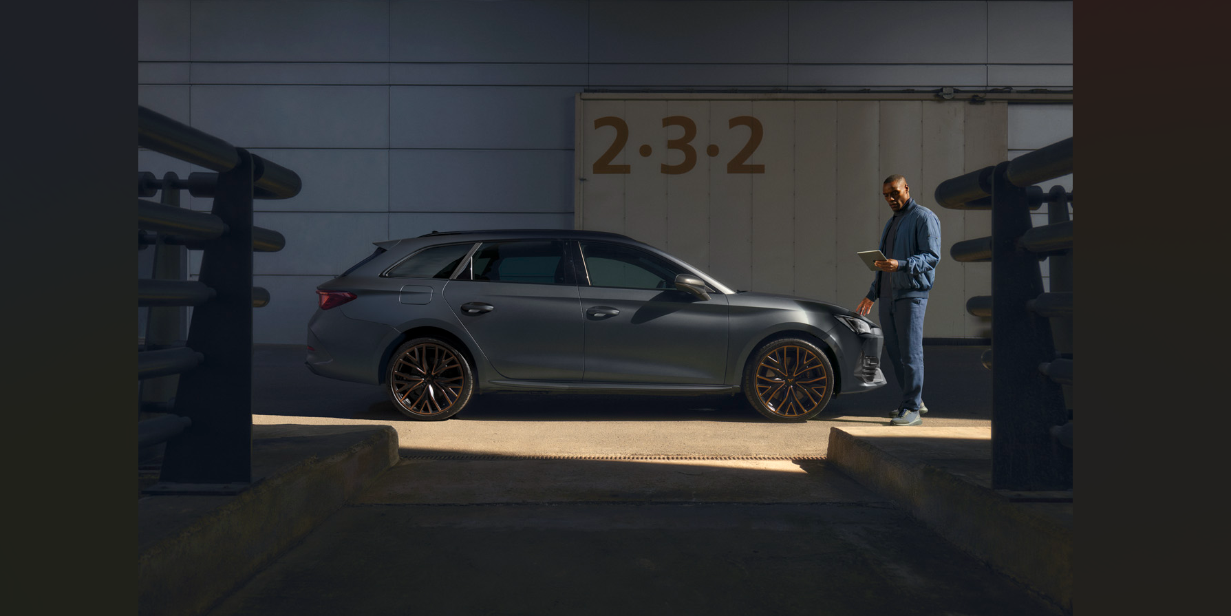 cupra szervizben egy formentor, előtte egy szerelő