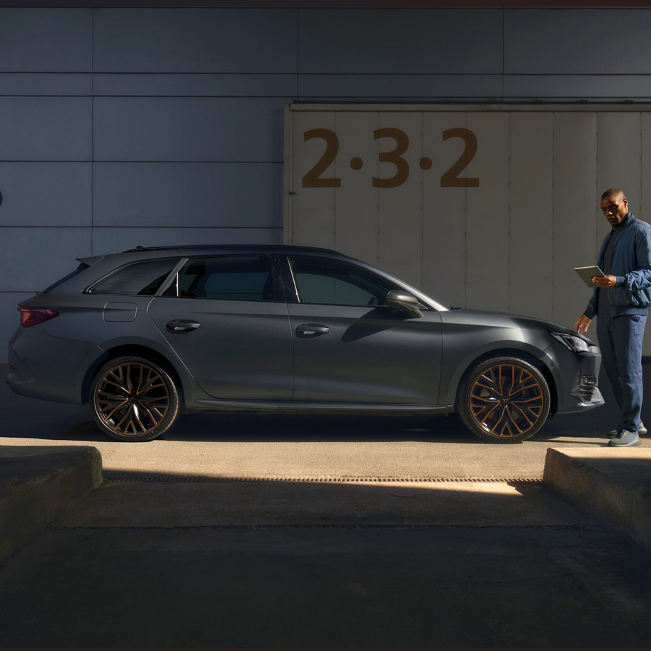 cupra szervizben egy formentor, előtte egy szerelő