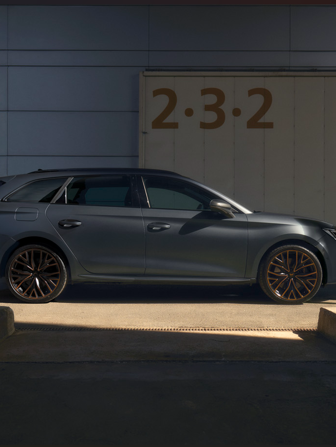 cupra szervizben egy formentor, előtte egy szerelő