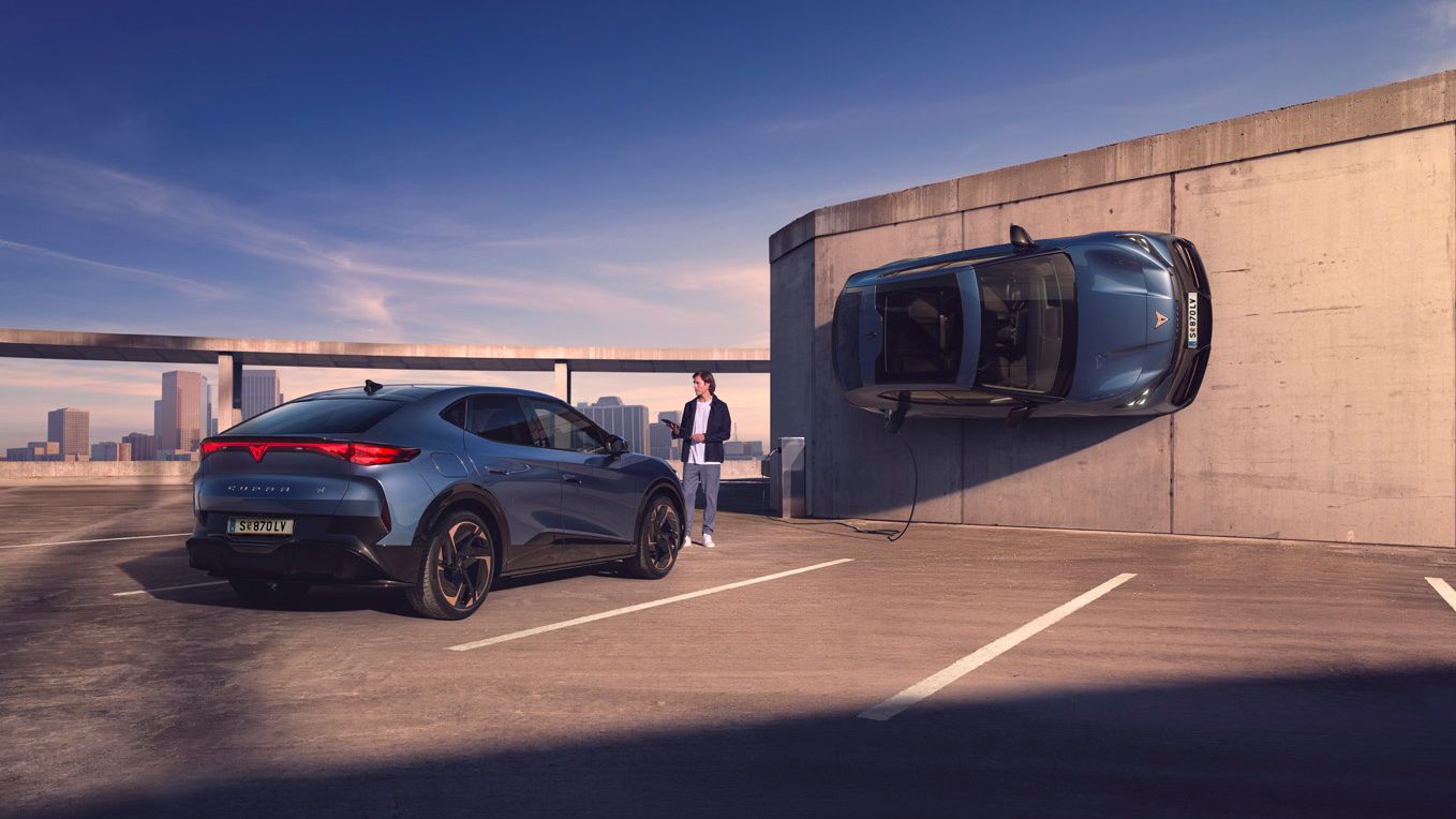 Collage von einem CUPRA Tavascan beim Laden und einem weiterer Tavascan schräg an der Wand mit Ladekabel.