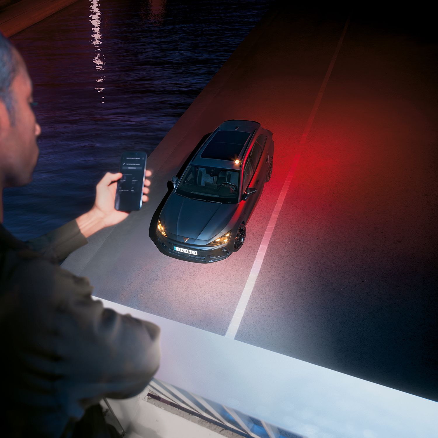 Férfi és CUPRA LEon