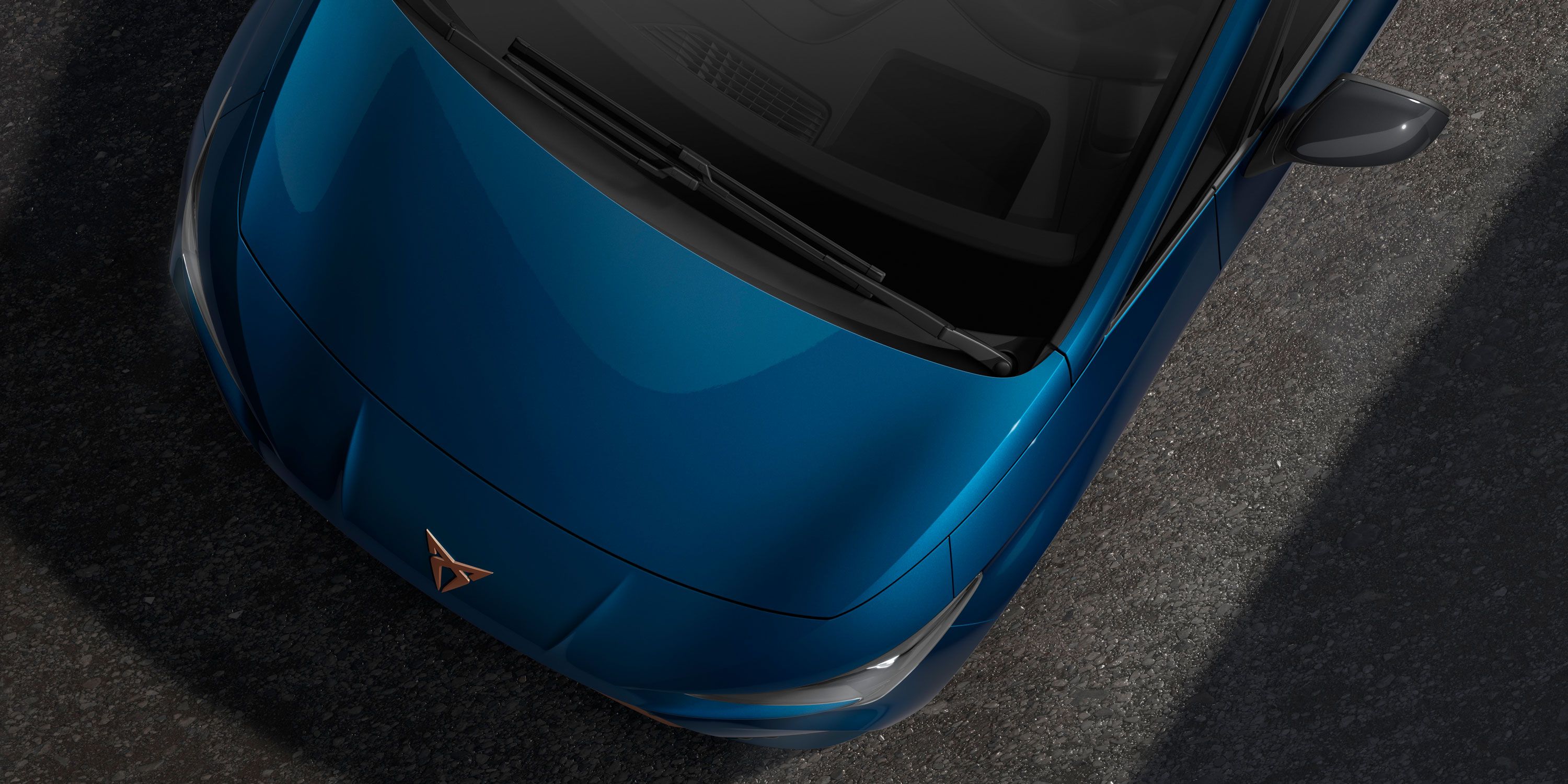 Detailansicht eines CUPRA Born in der Farbe Lava-Blau Metallic