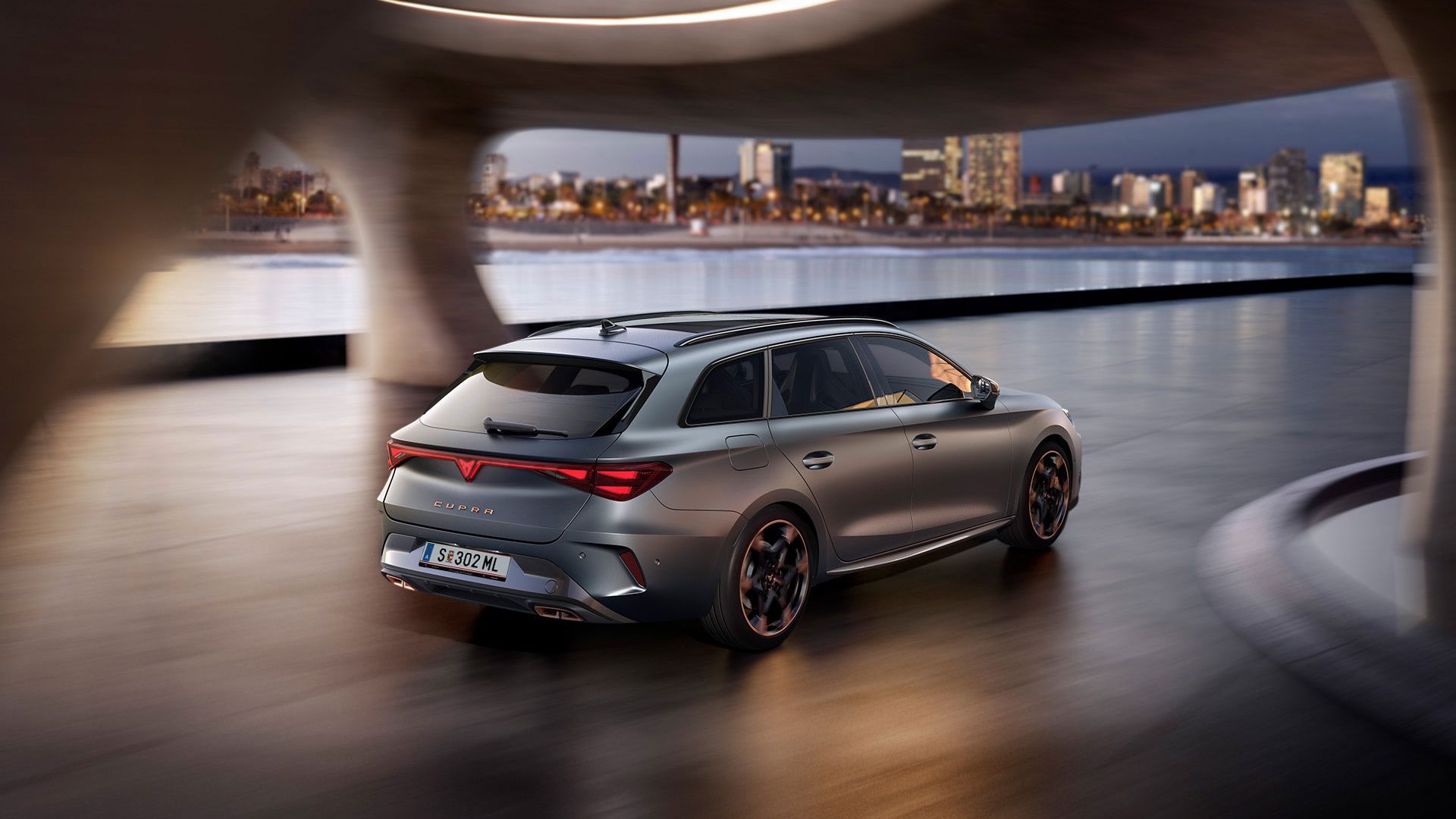 CUPRA Leon kombi háttérben kivilágított nagyváros