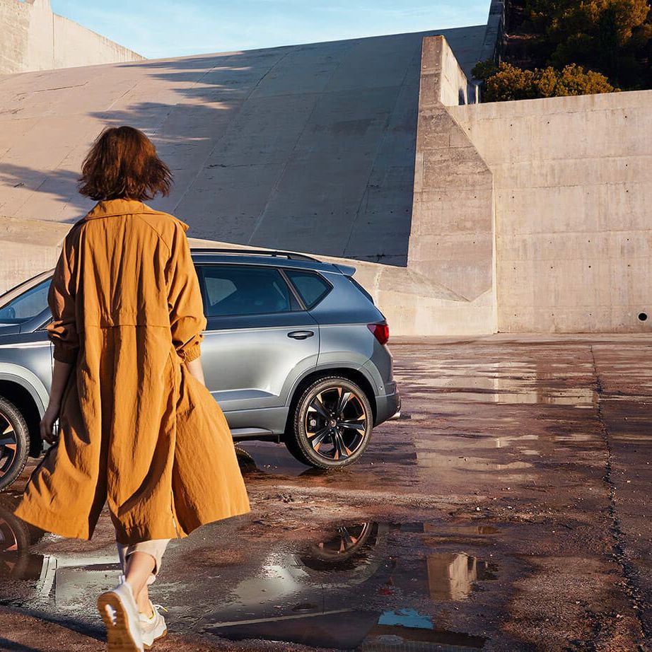 CUPRA Ateca felé sétál egy nő