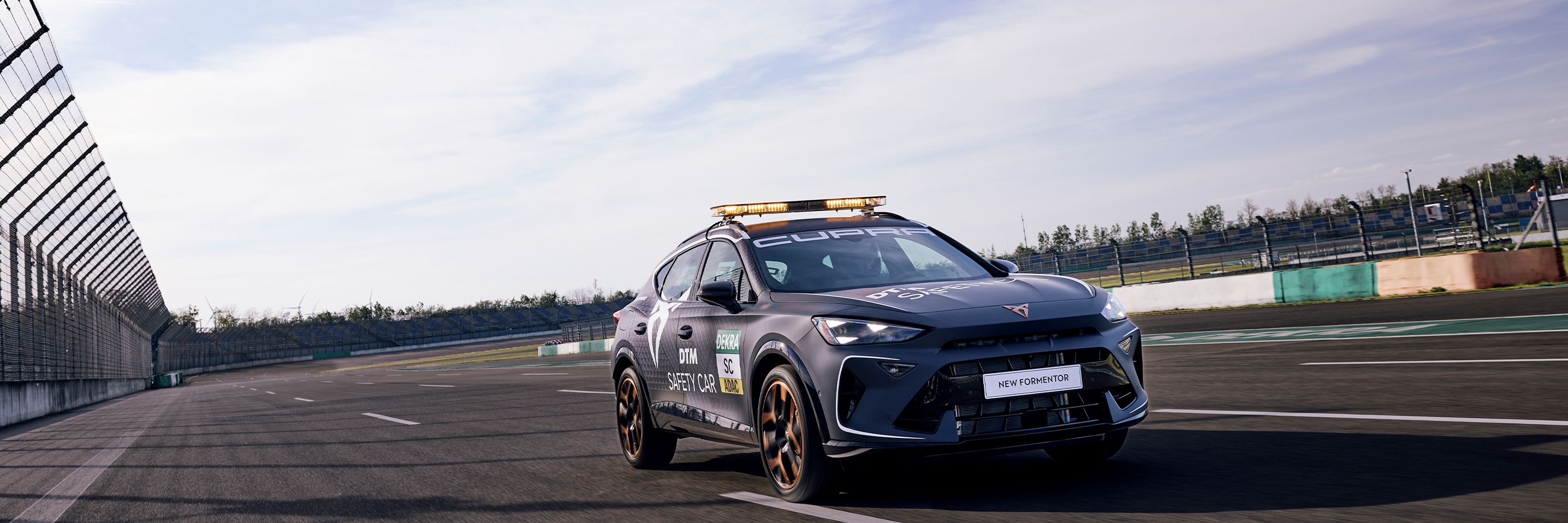 Egy CUPRA Formentor biztonsági autóként