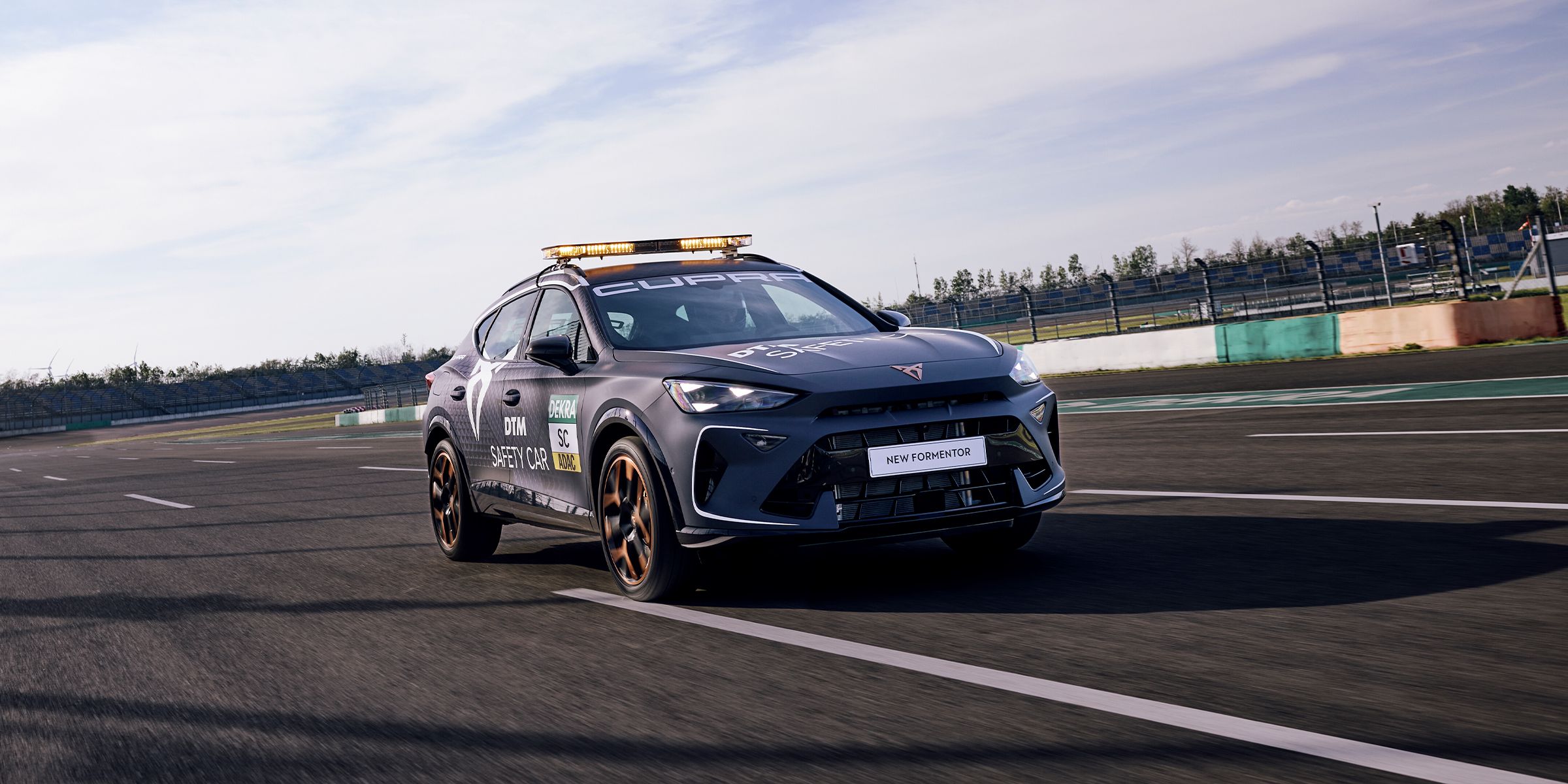 Egy CUPRA Formentor biztonsági autóként