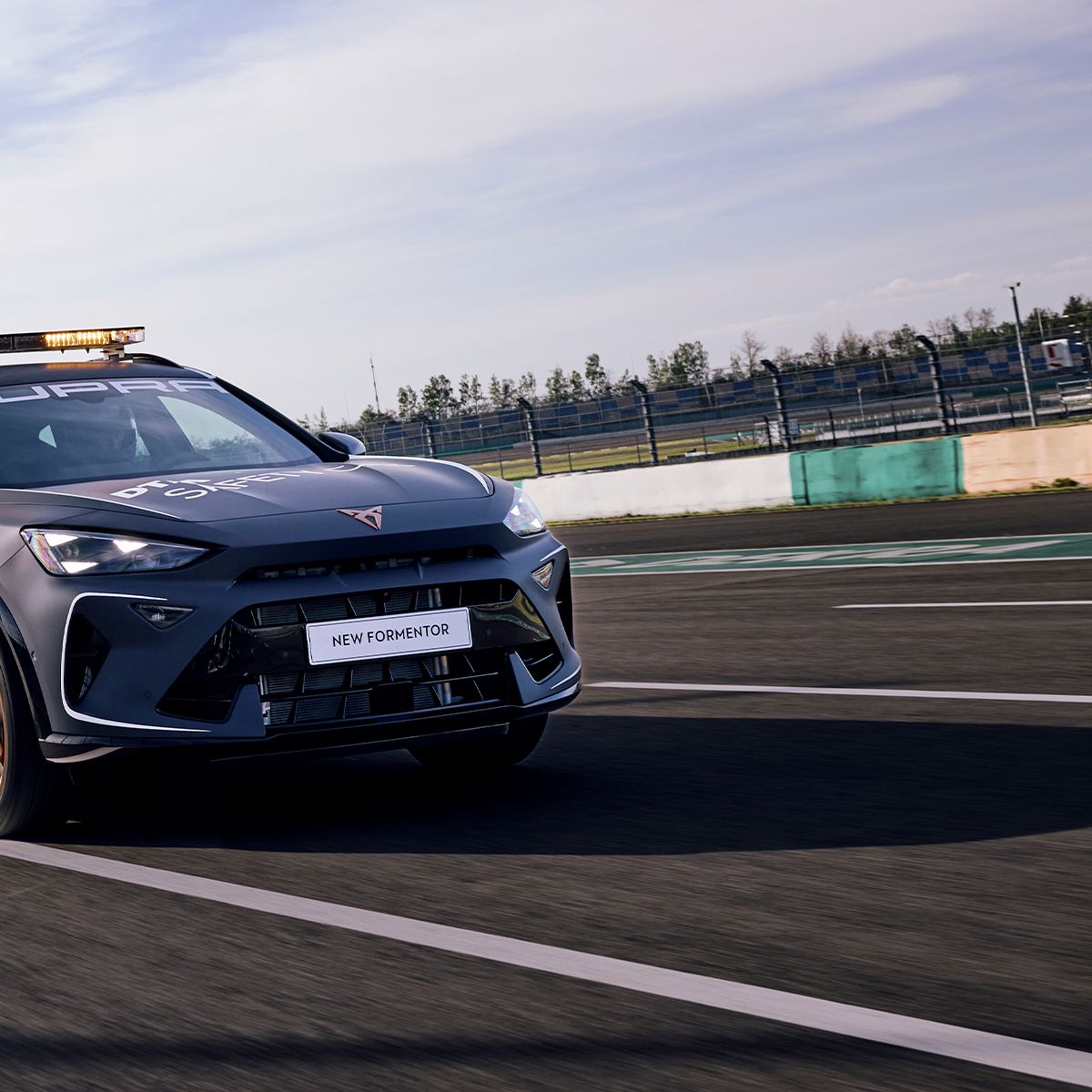 Egy CUPRA Formentor biztonsági autóként