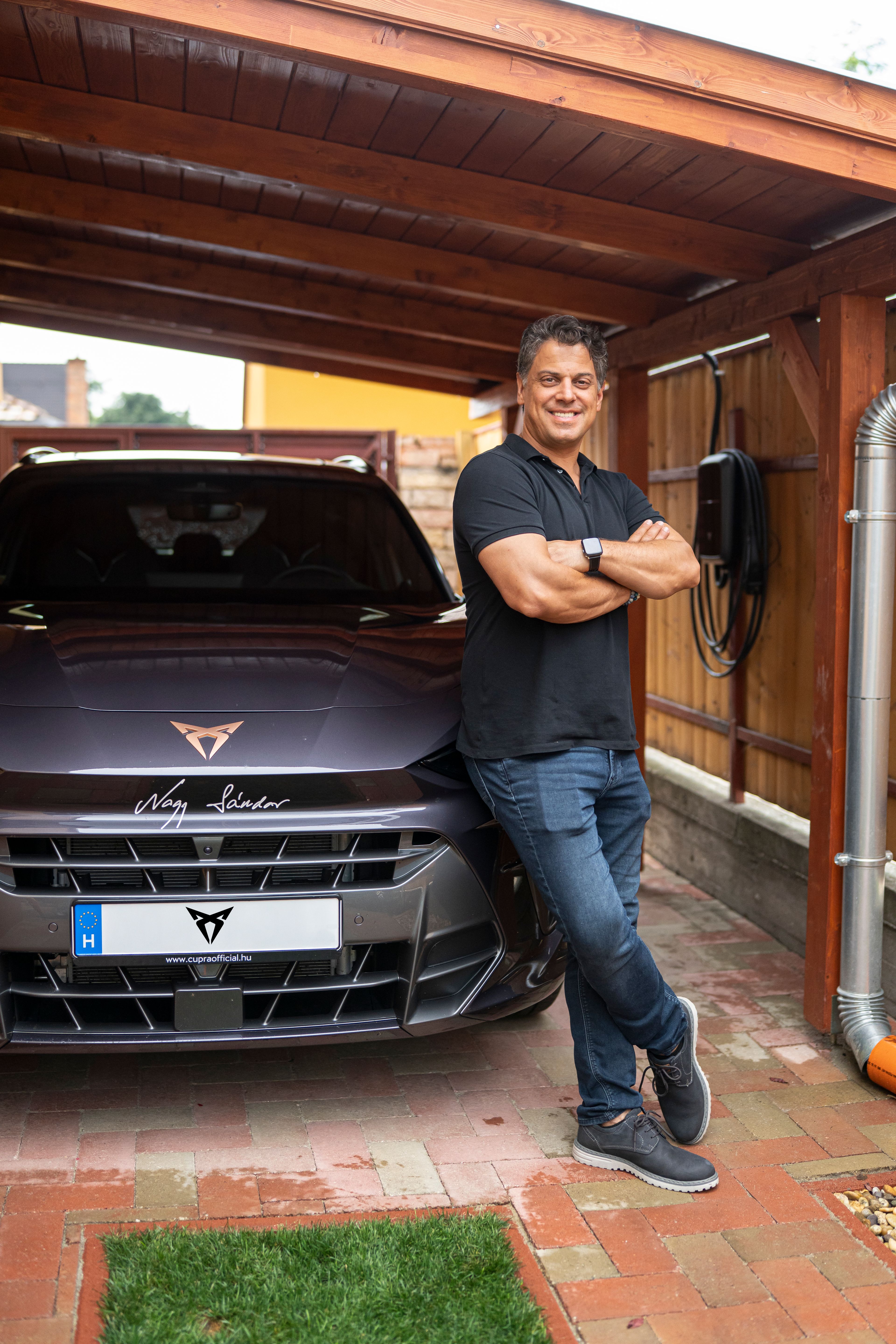 Nagy Sándor egy Cupra modell mellett