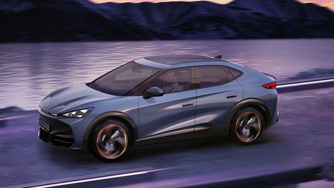 Tavscan lilás fényekkel hegyek között