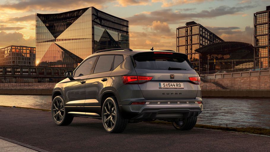 CUPRA Ateca hátulnézet naplementében nagyvárosban