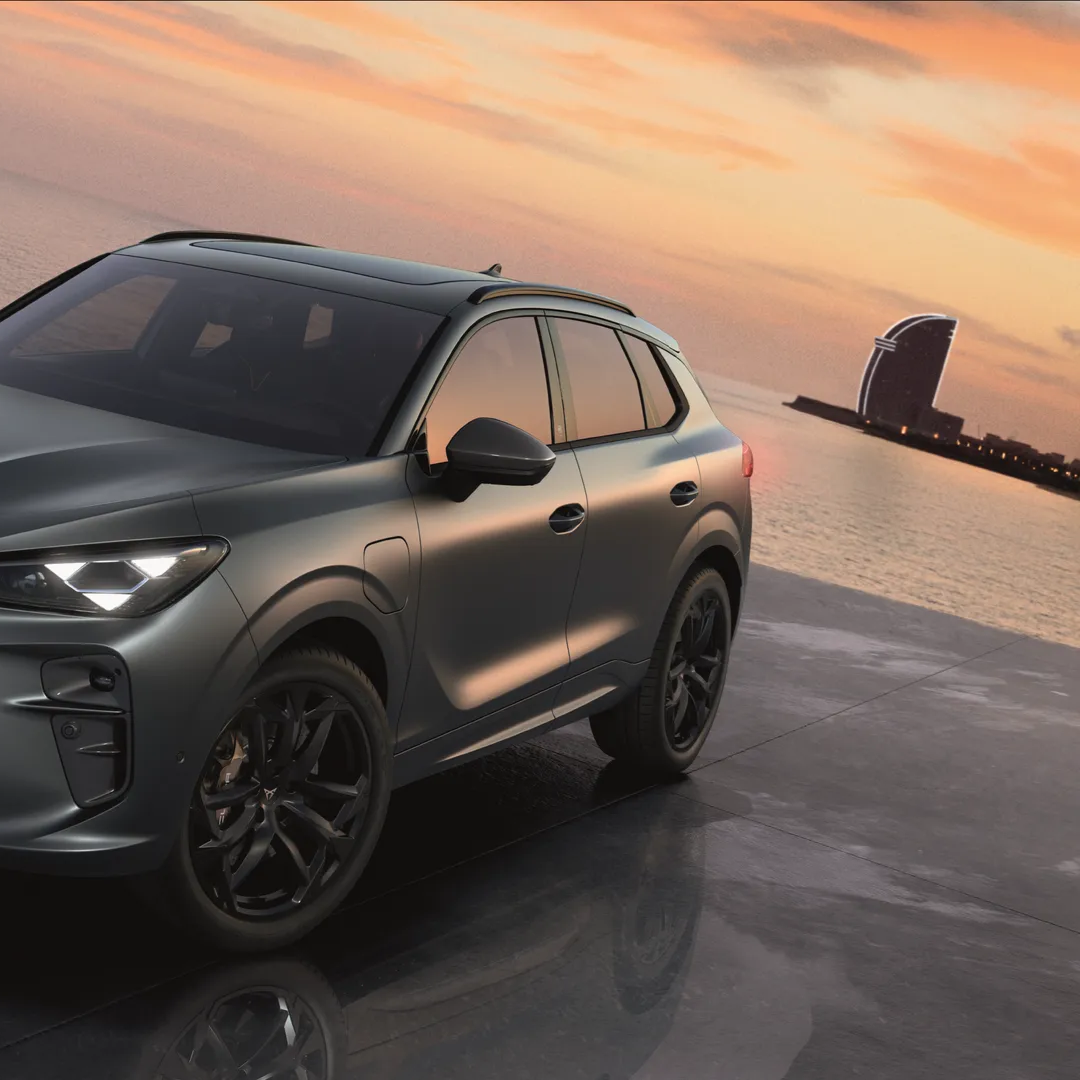 CUPRA Terramar egy tengerparton, háttérben vitorlások