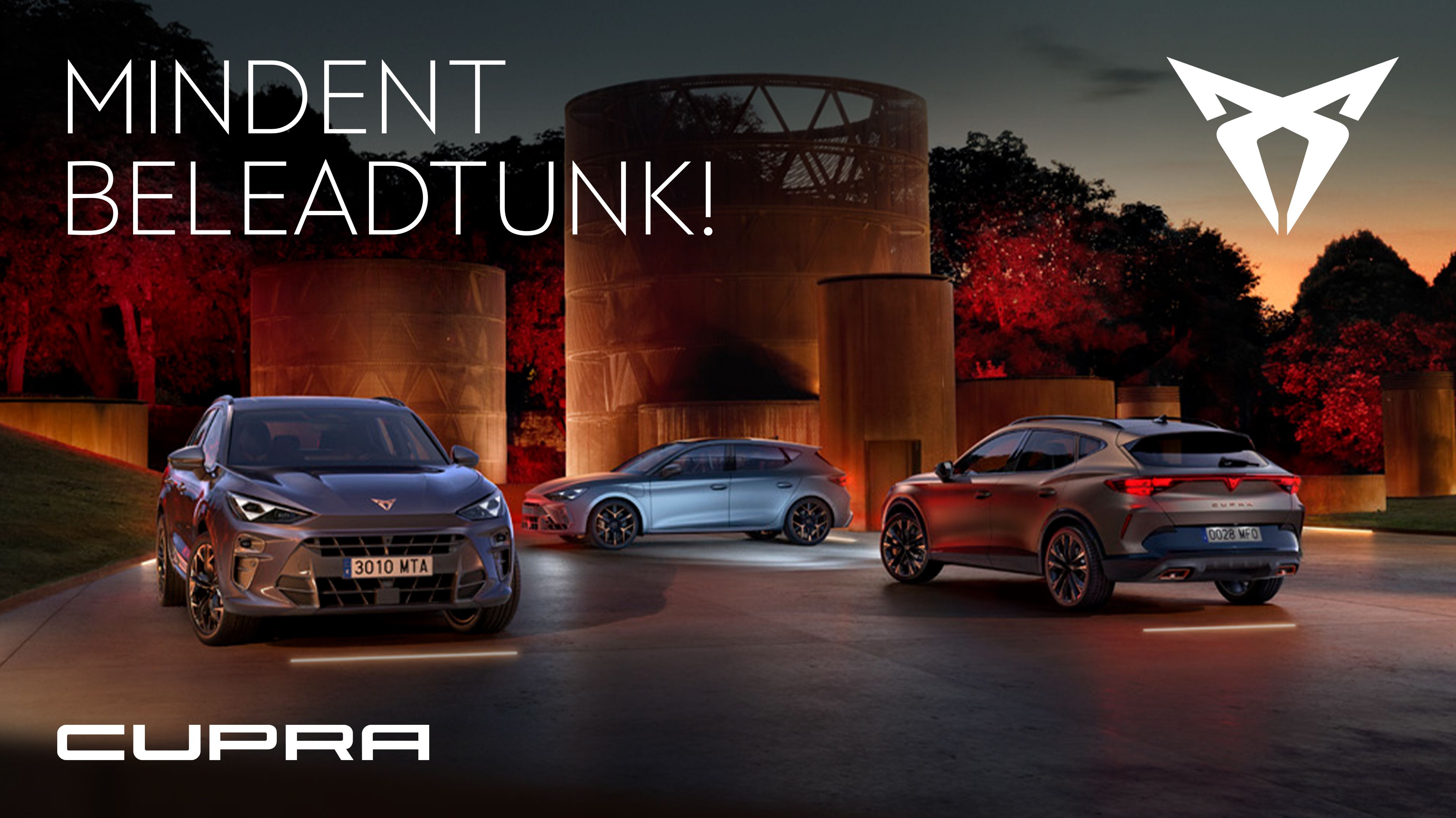 CUPRA modellek egy téren piros háttérfénnyel
