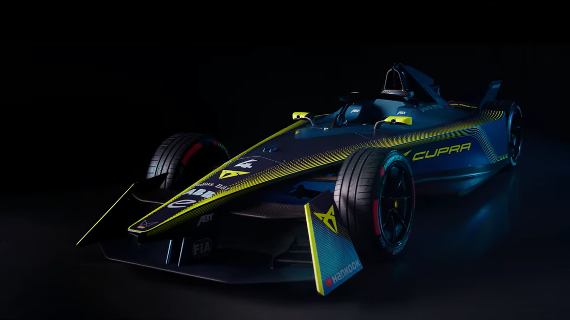 Schräge Frontansicht eines CUPRA e-Racers in blau und neongelb.