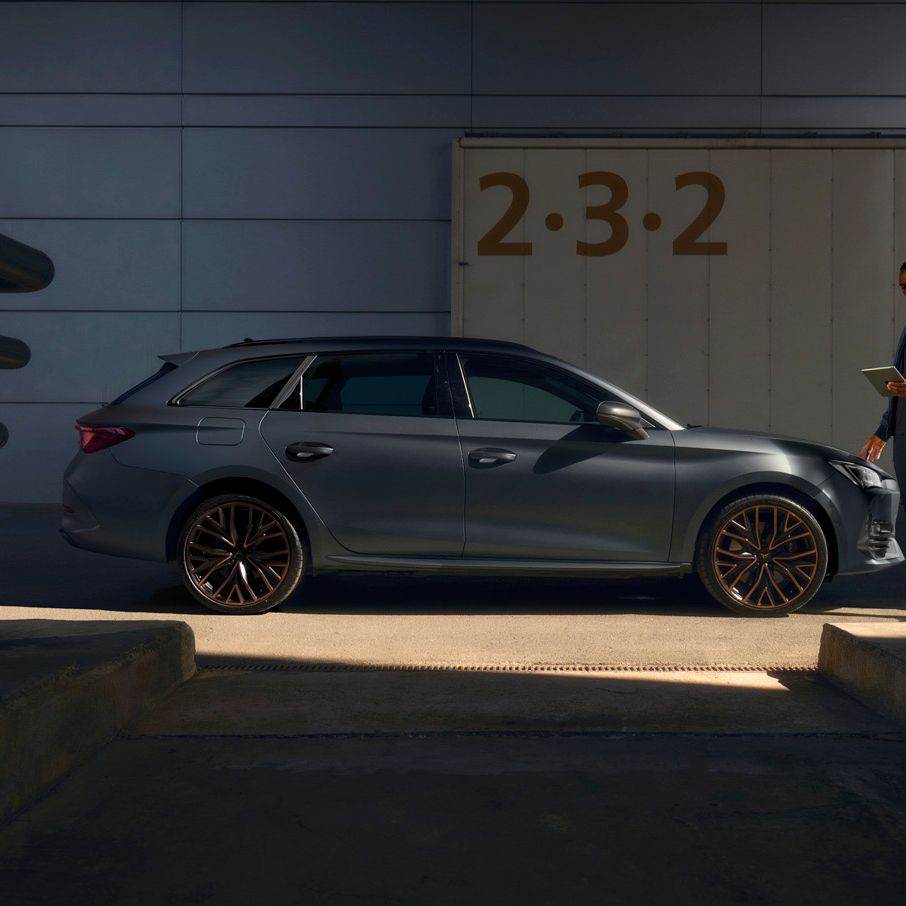  Cupra szerelő egy tablettel az autó előtt