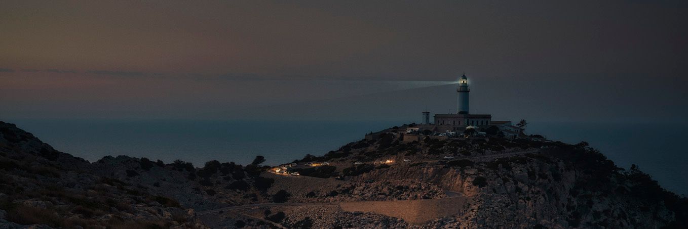 CUPRA Formentor egy világítótoronynál éjszaka
