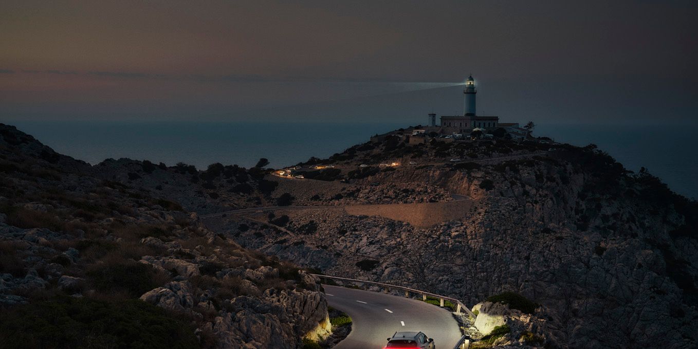CUPRA Formentor egy világítótoronynál éjszaka
