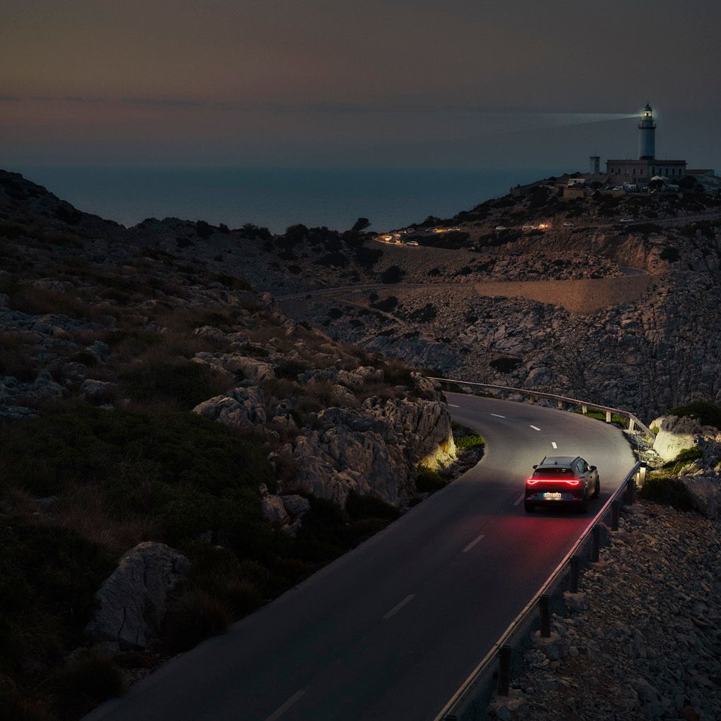 CUPRA Formentor egy világítótoronynál éjszaka