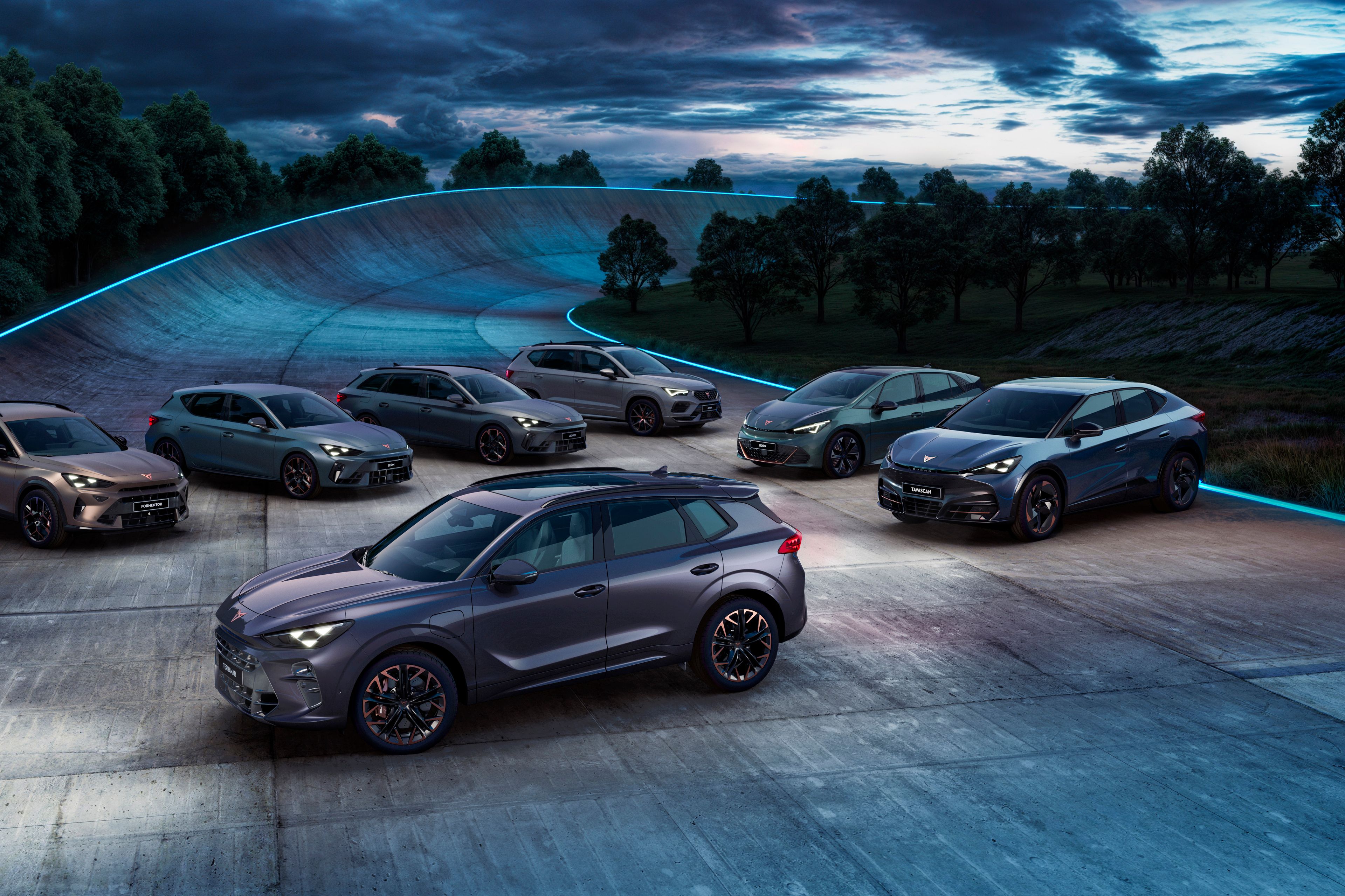 CUPRA modellek sötét erdős környezetben