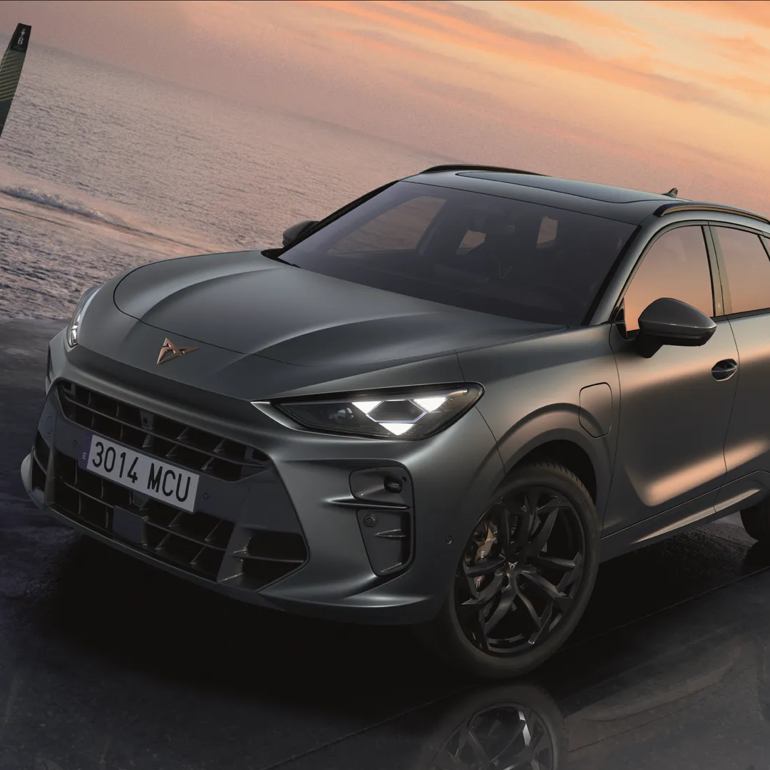 CUPRA Terramar egy tengerparton, háttérben vitorlások