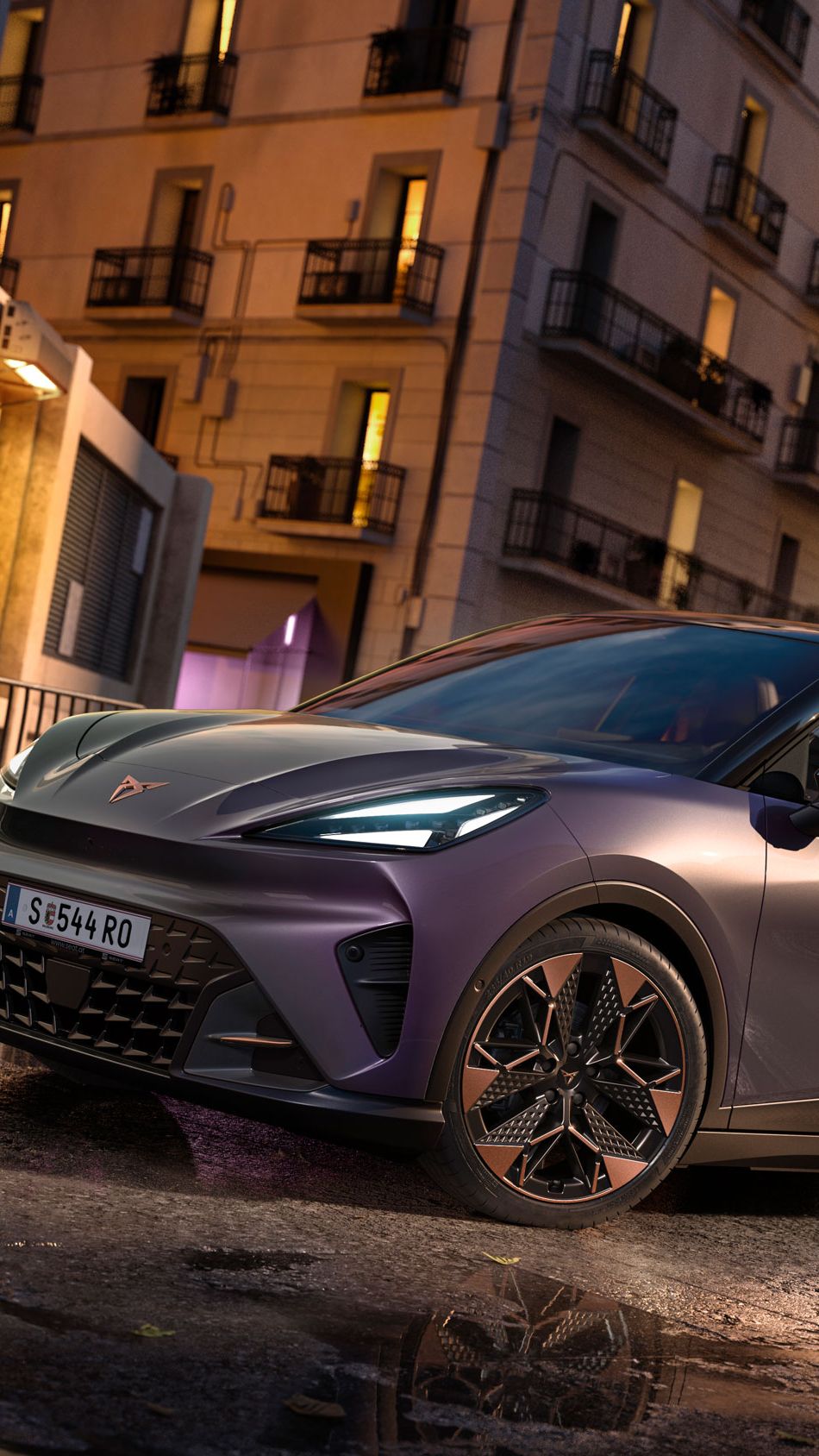 cupra raval egy városi utcán