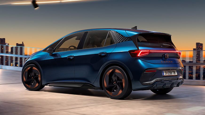 CUPRA Born kék felső megvilágításban