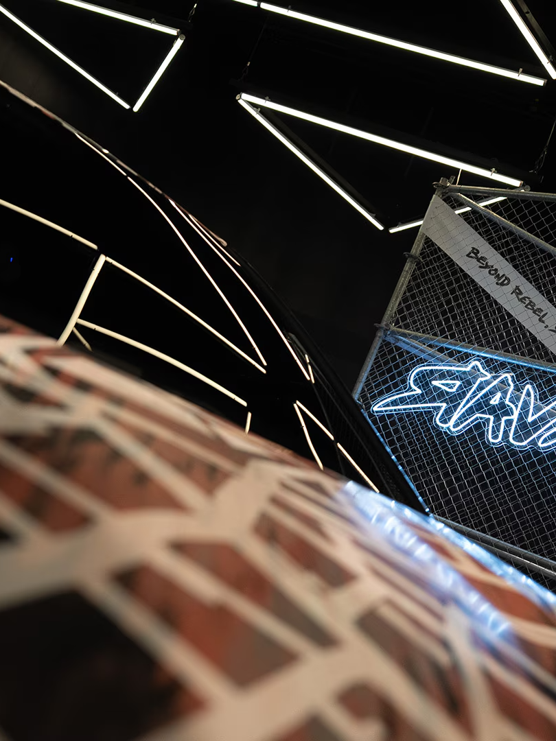 Dach vom Raval mit leuchtendem Raval Logo im Hintergrund