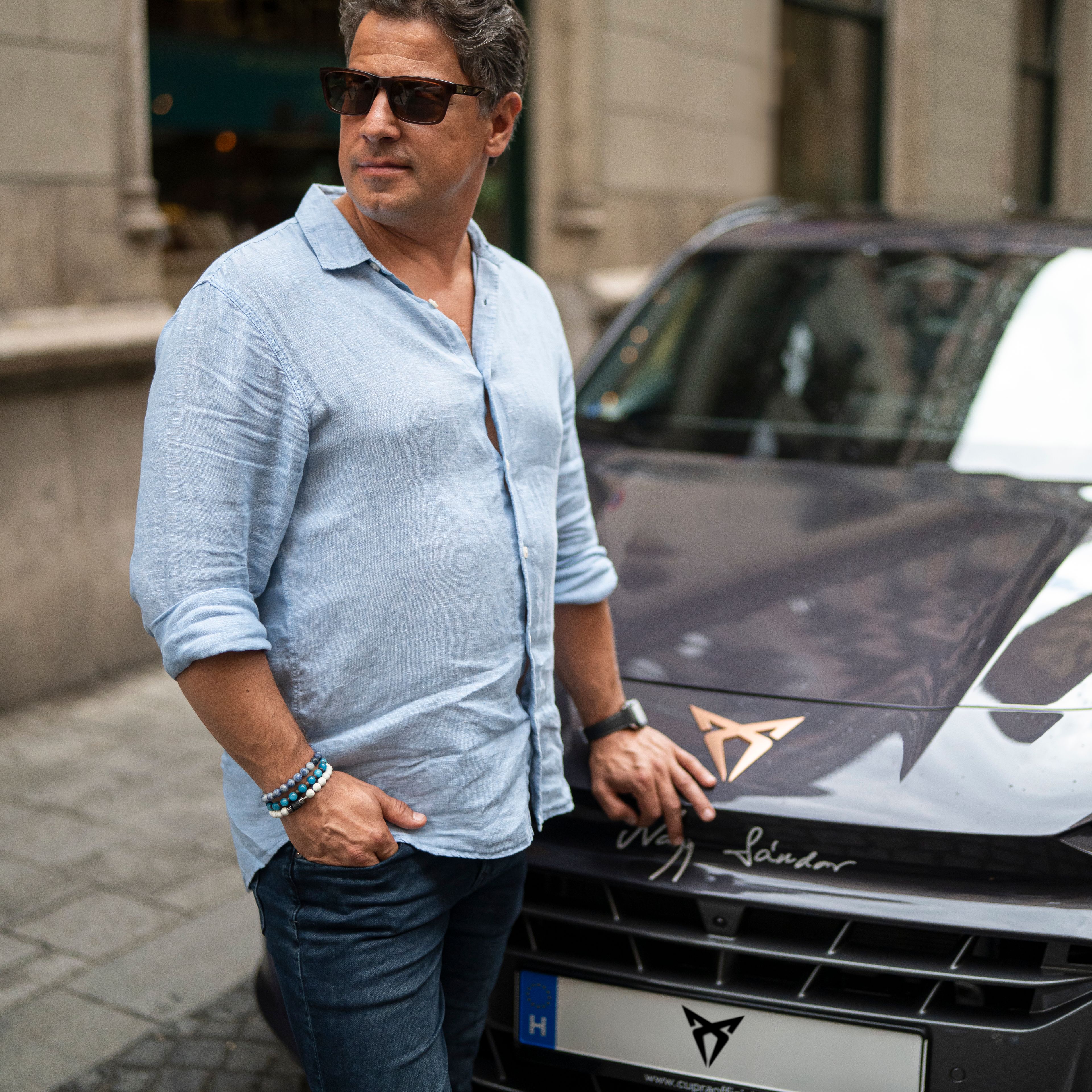 Nagy Sándor egy Cupra modell mellett