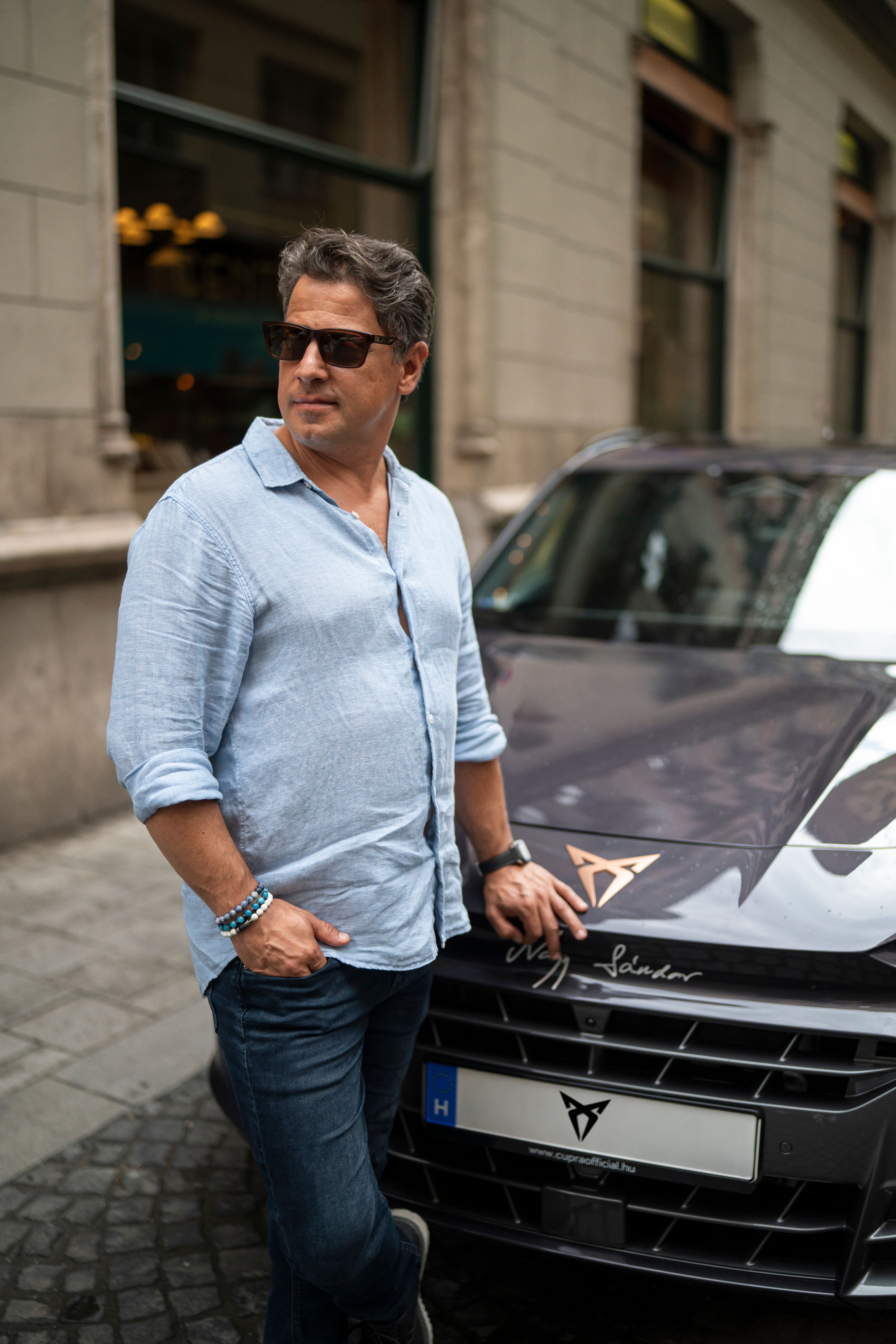 Nagy Sándor egy Cupra modell mellett