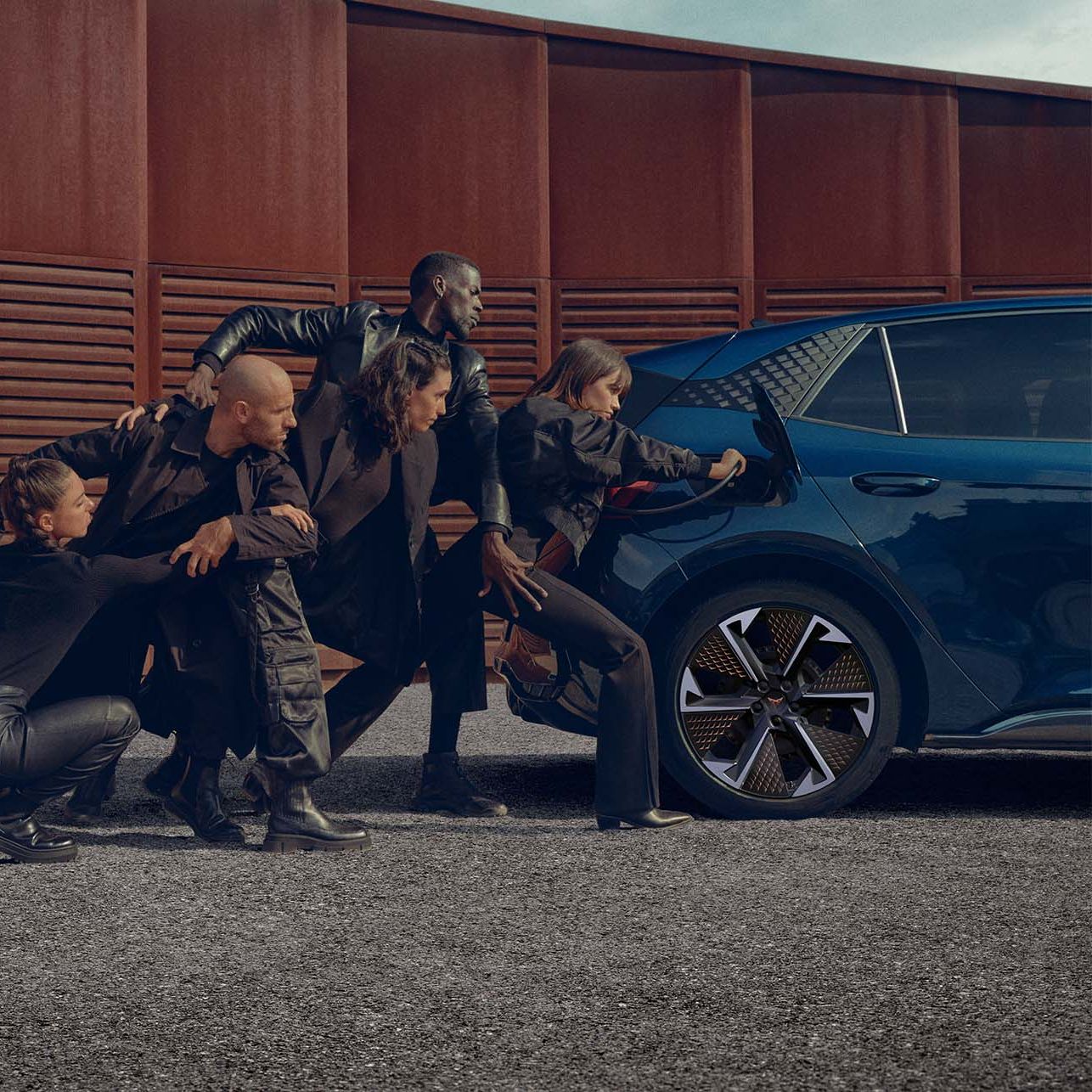 CUPRA Bornt töltőre teszi egy fekete ruhás csapat