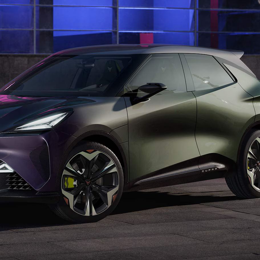 Cupra born üres teremben