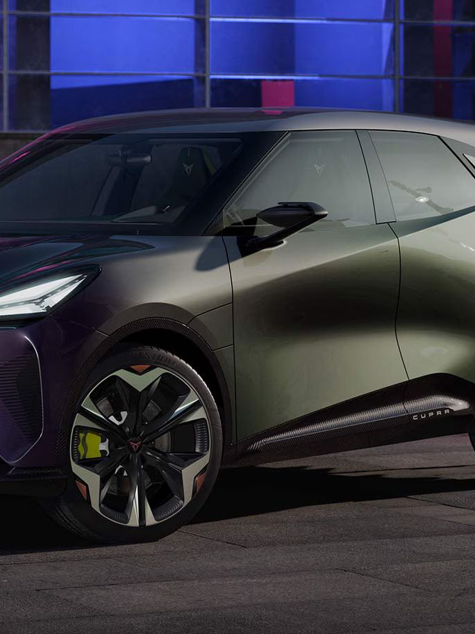 Cupra born üres teremben