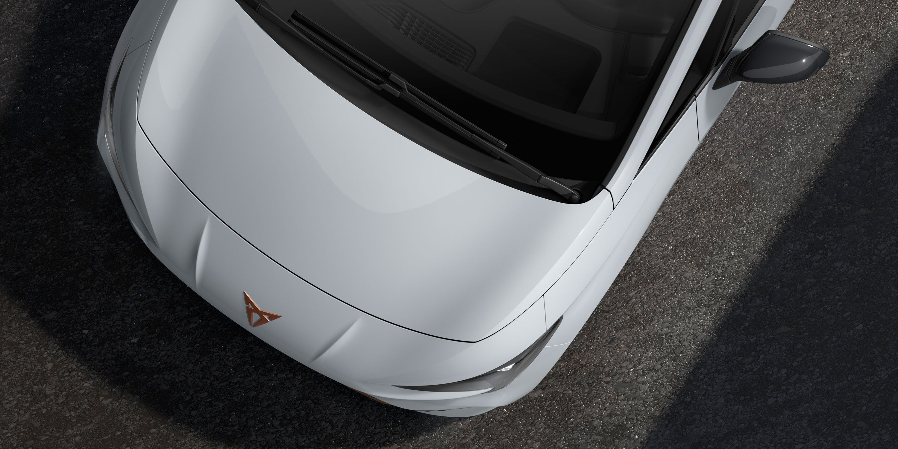 Detailansicht eines CUPRA Born in der Farbe Nevada-Weiß Metallic