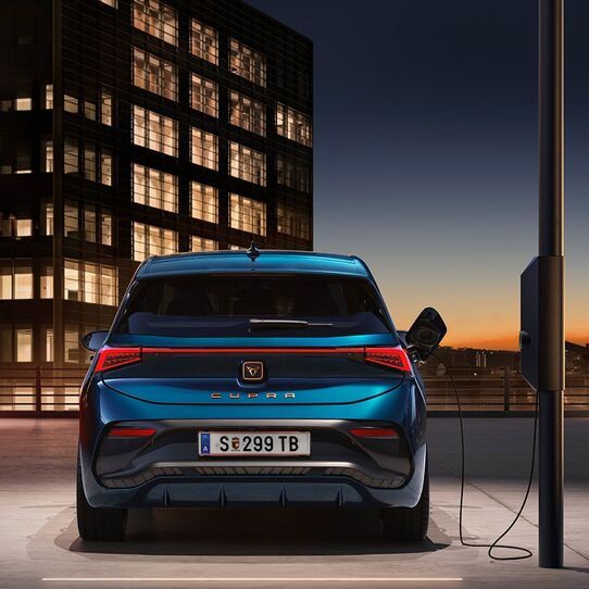 CUPRA Born töltés közben hátulról