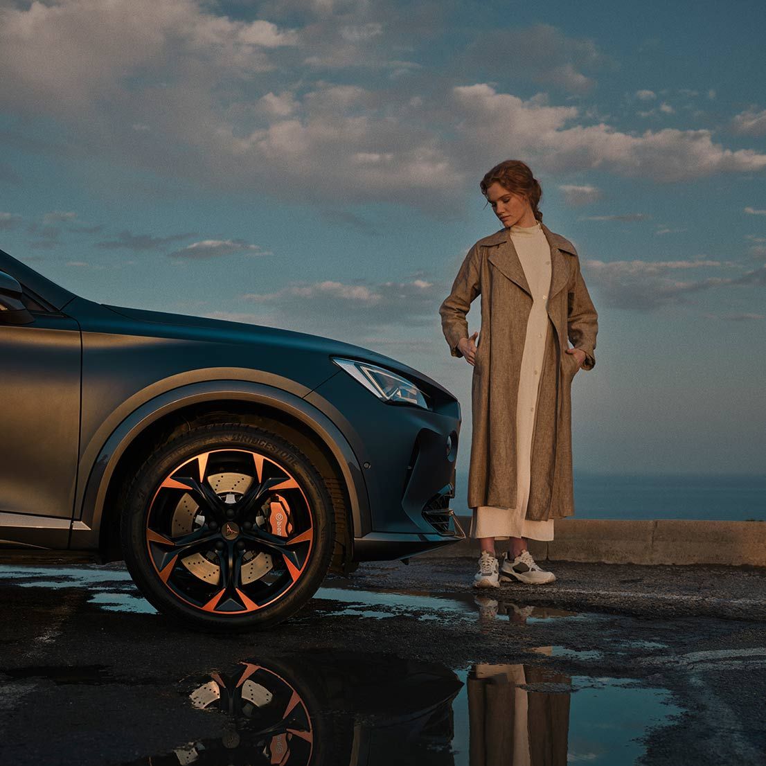 CUPRA Formentor előtt egy nő