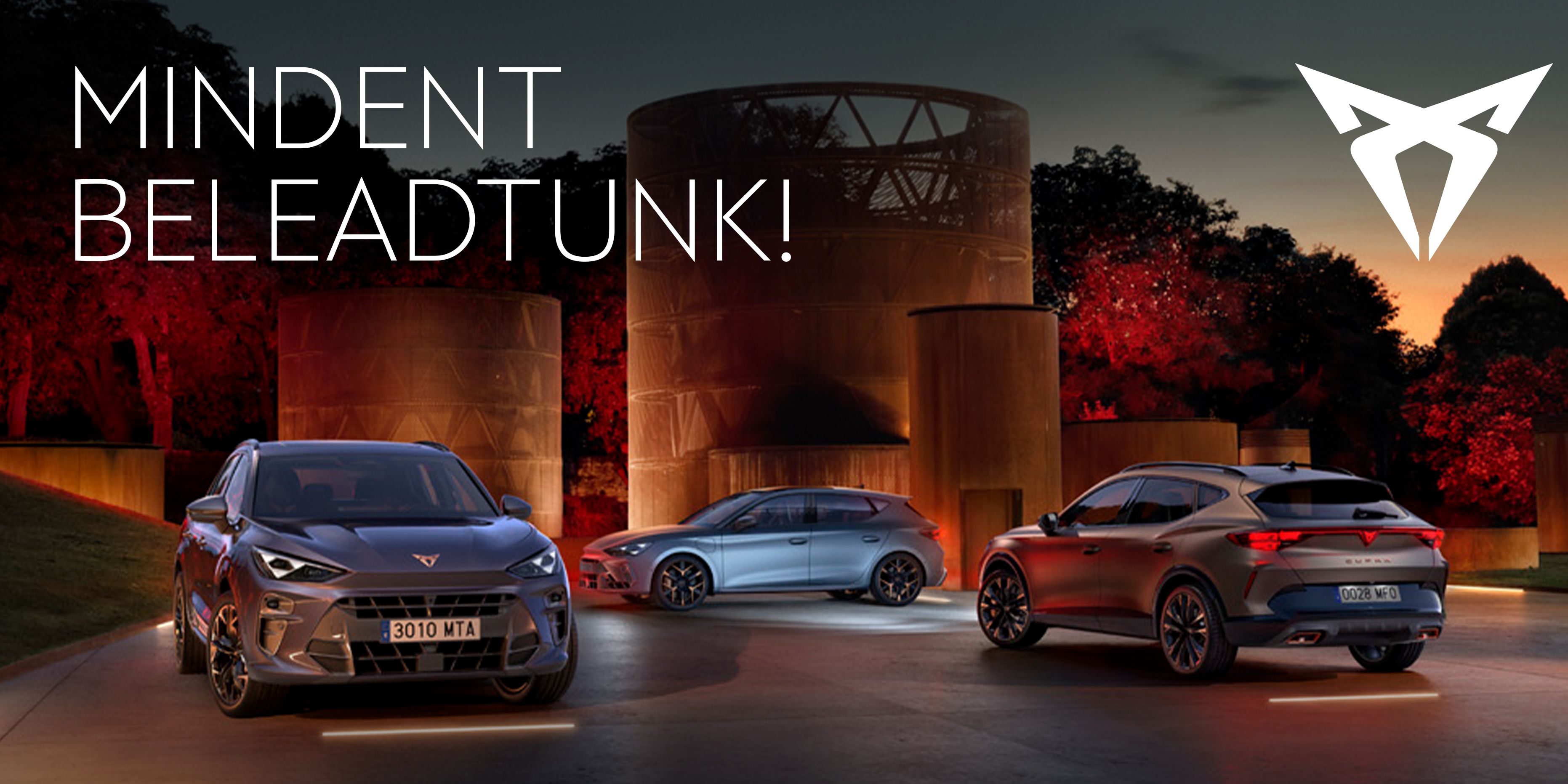 CUPRA modellek egy téren piros háttérfénnyel