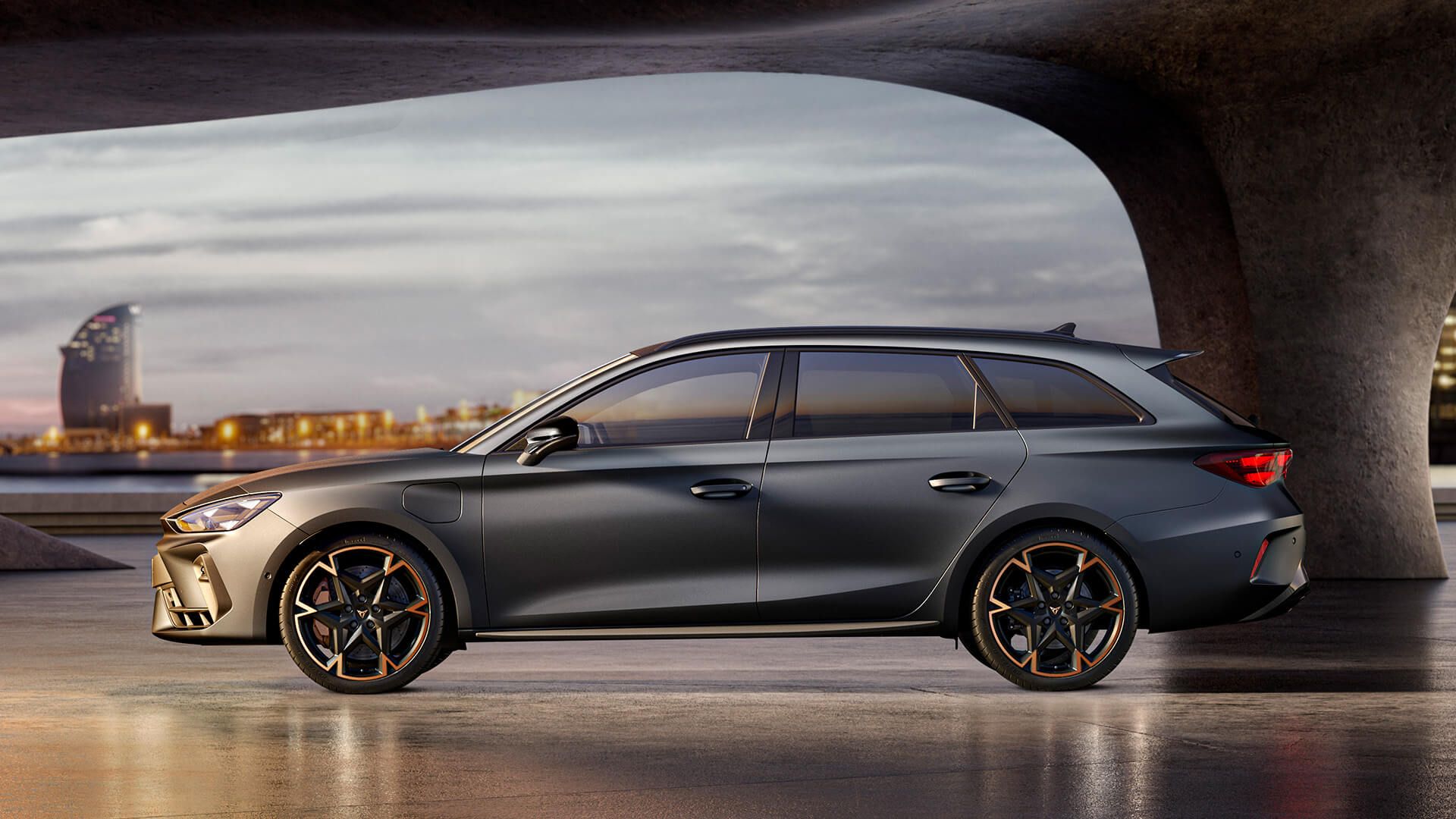 CUPRA Leon kombi oldalnézetből