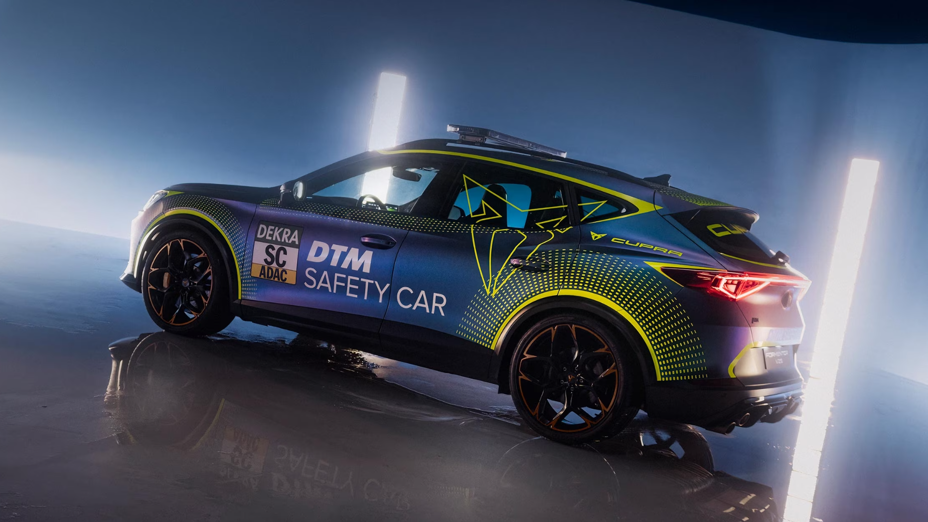 Ein CUPRA Formentor in blau und neongelb als Safety Car bei der DTM.