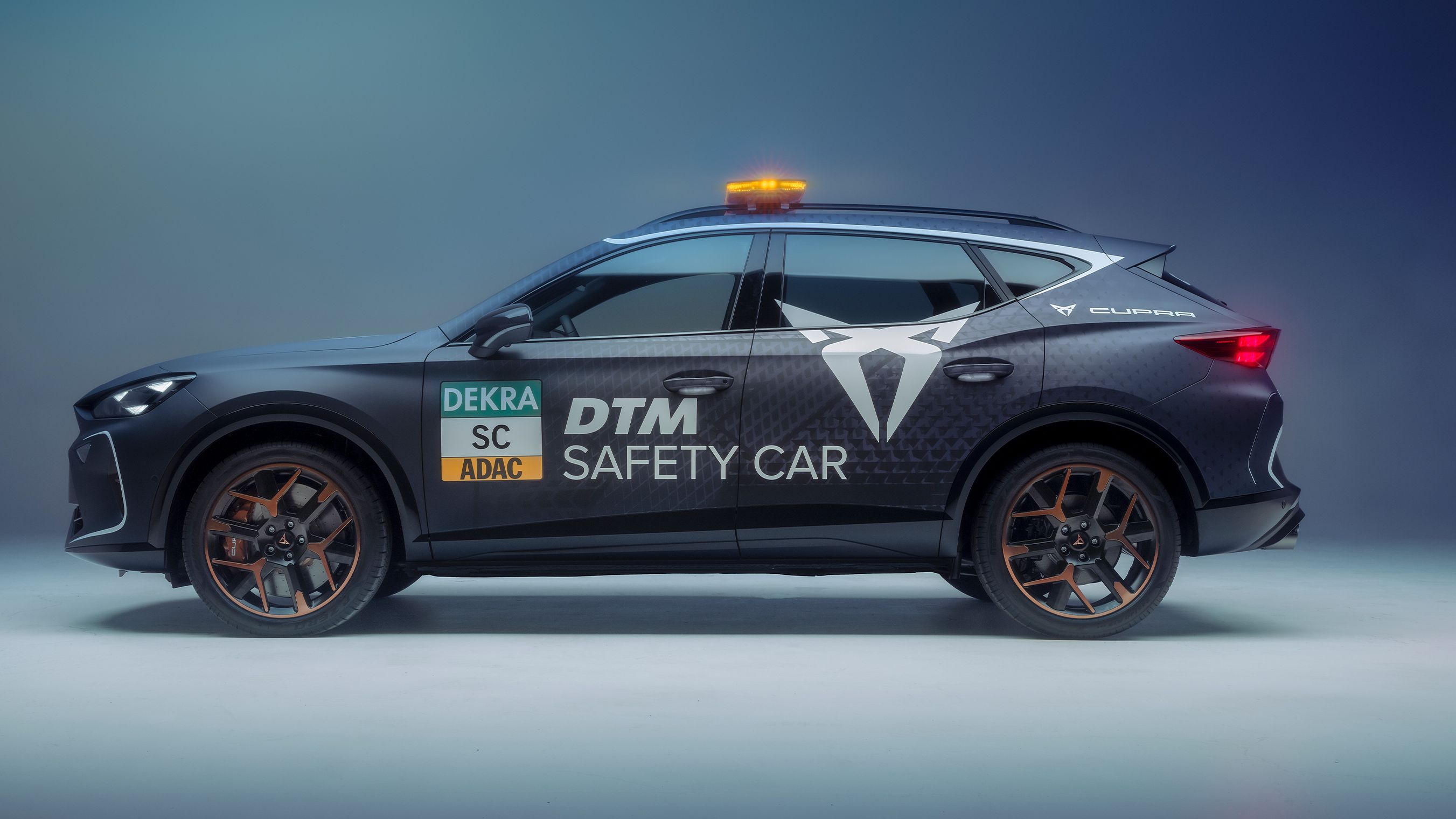 Cupra Formentor biztonsági autó oldalról
