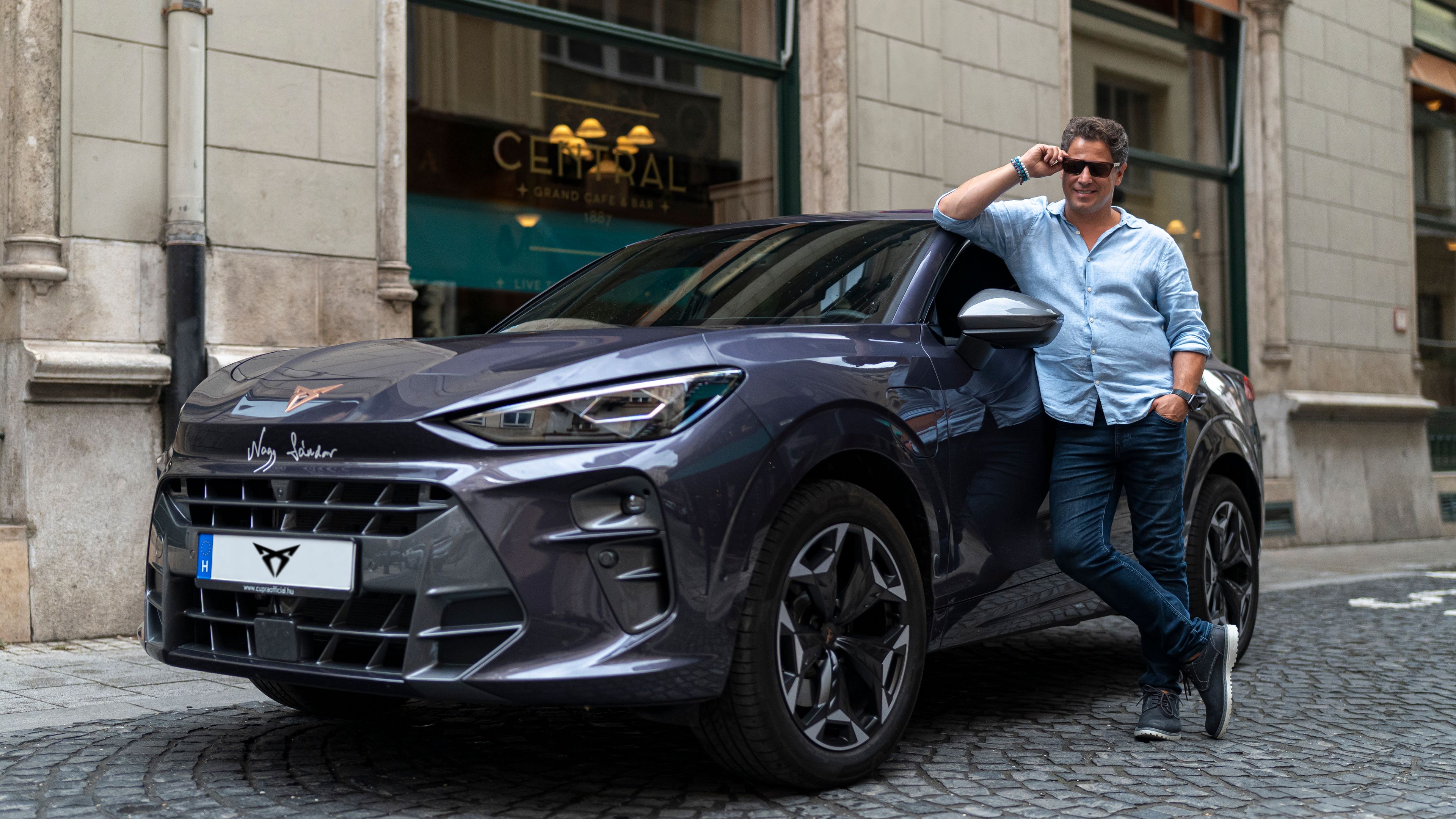 Nagy Sándor egy Cupra modell mellett