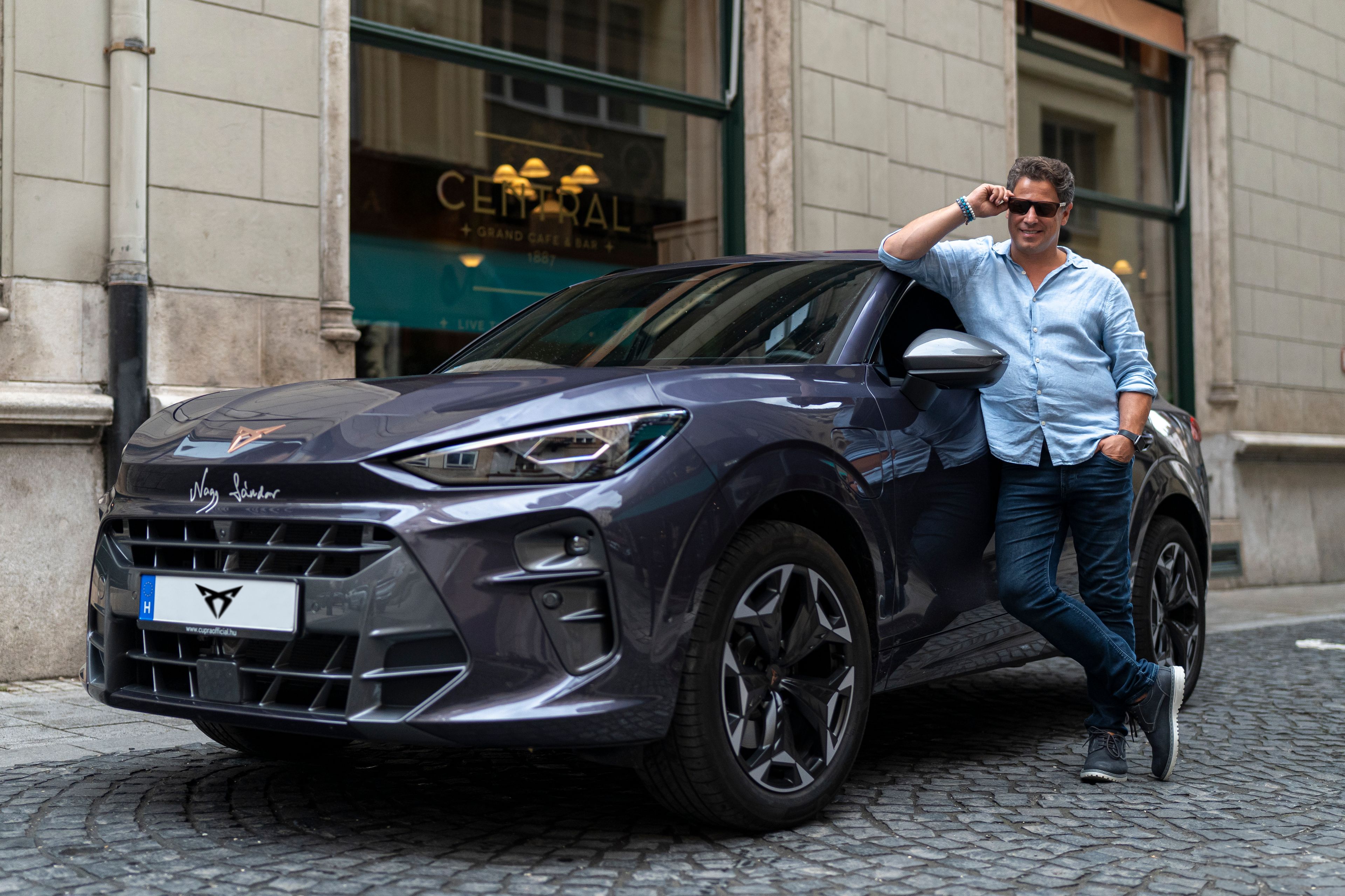Nagy Sándor egy Cupra modell mellett
