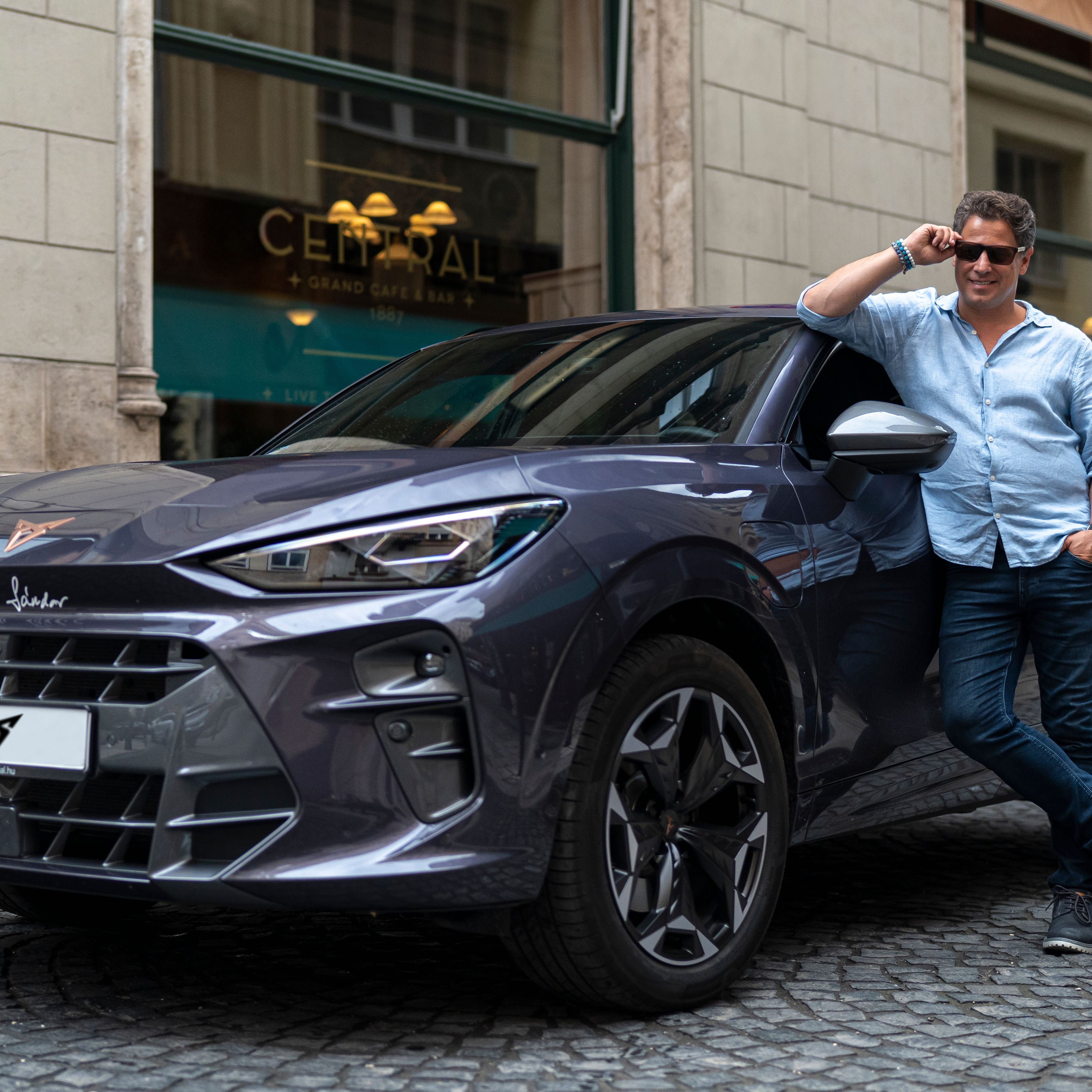 Nagy Sándor egy Cupra modell mellett
