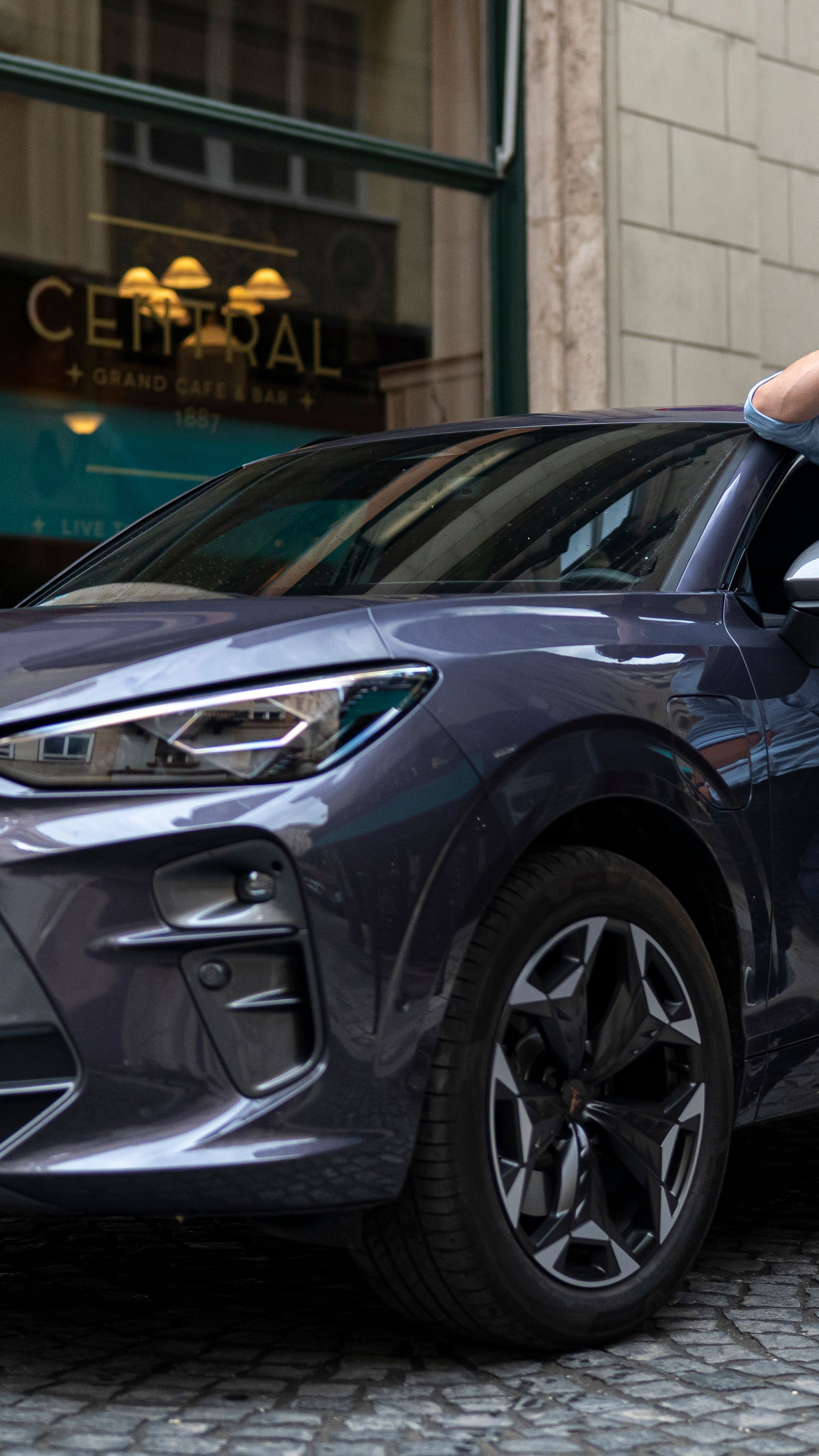 Nagy Sándor egy Cupra modell mellett