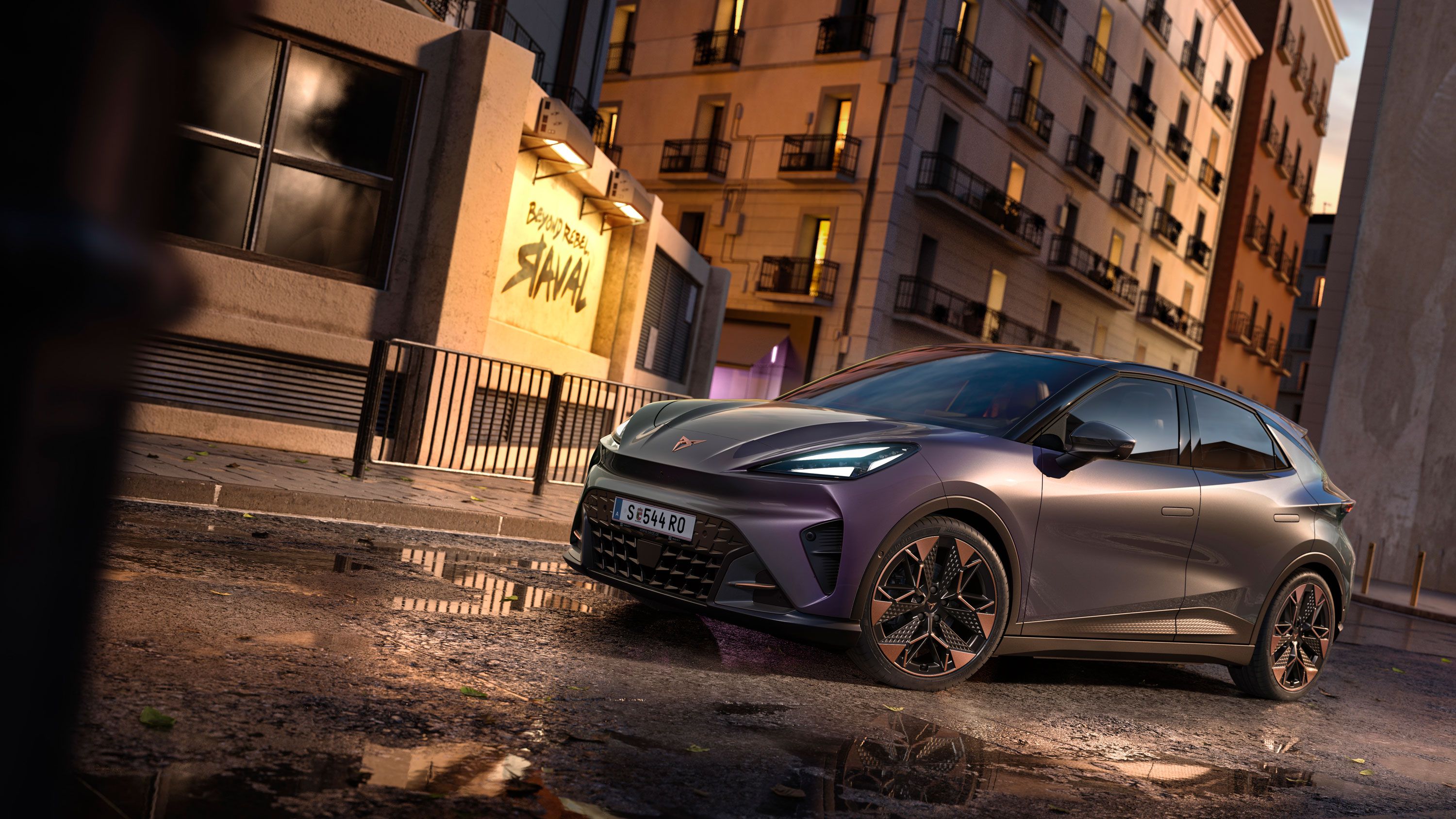cupra raval egy városi utcán