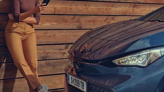 CUPRA Born mellett egy nő