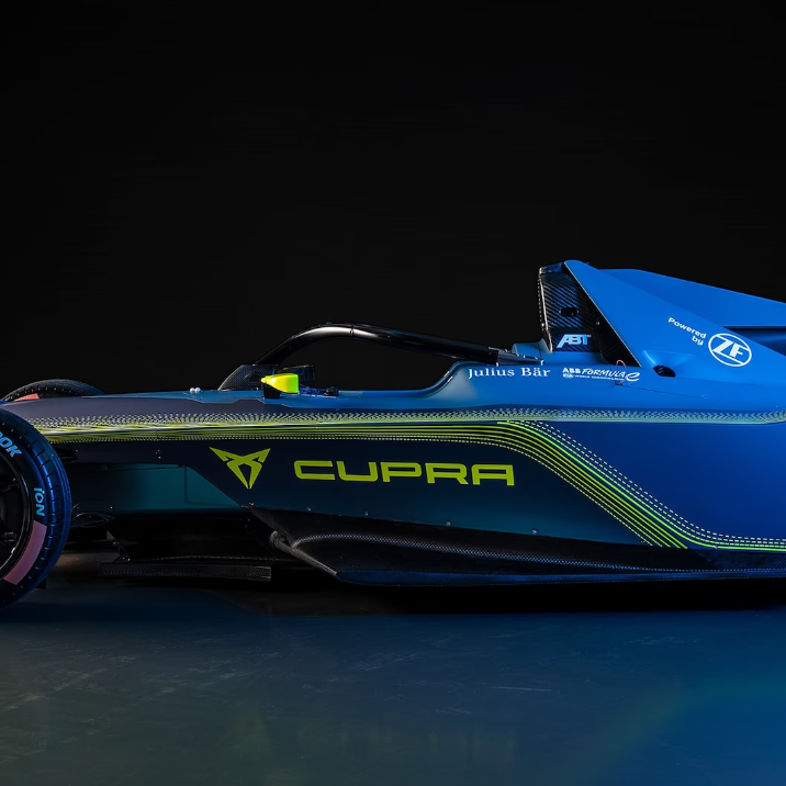 Cupra versenyautó oldalnézetből