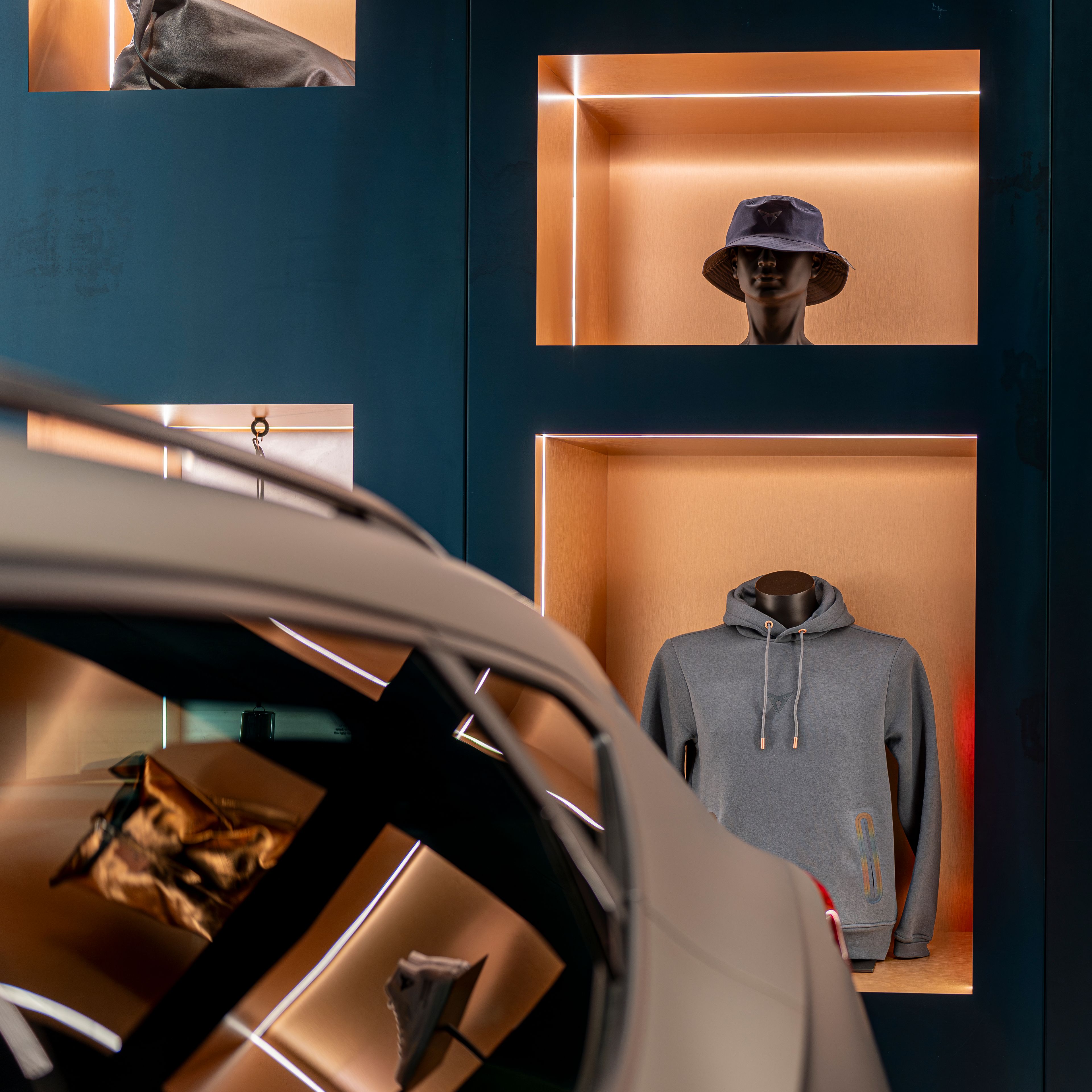 CUPRA garázs fali dekorációja