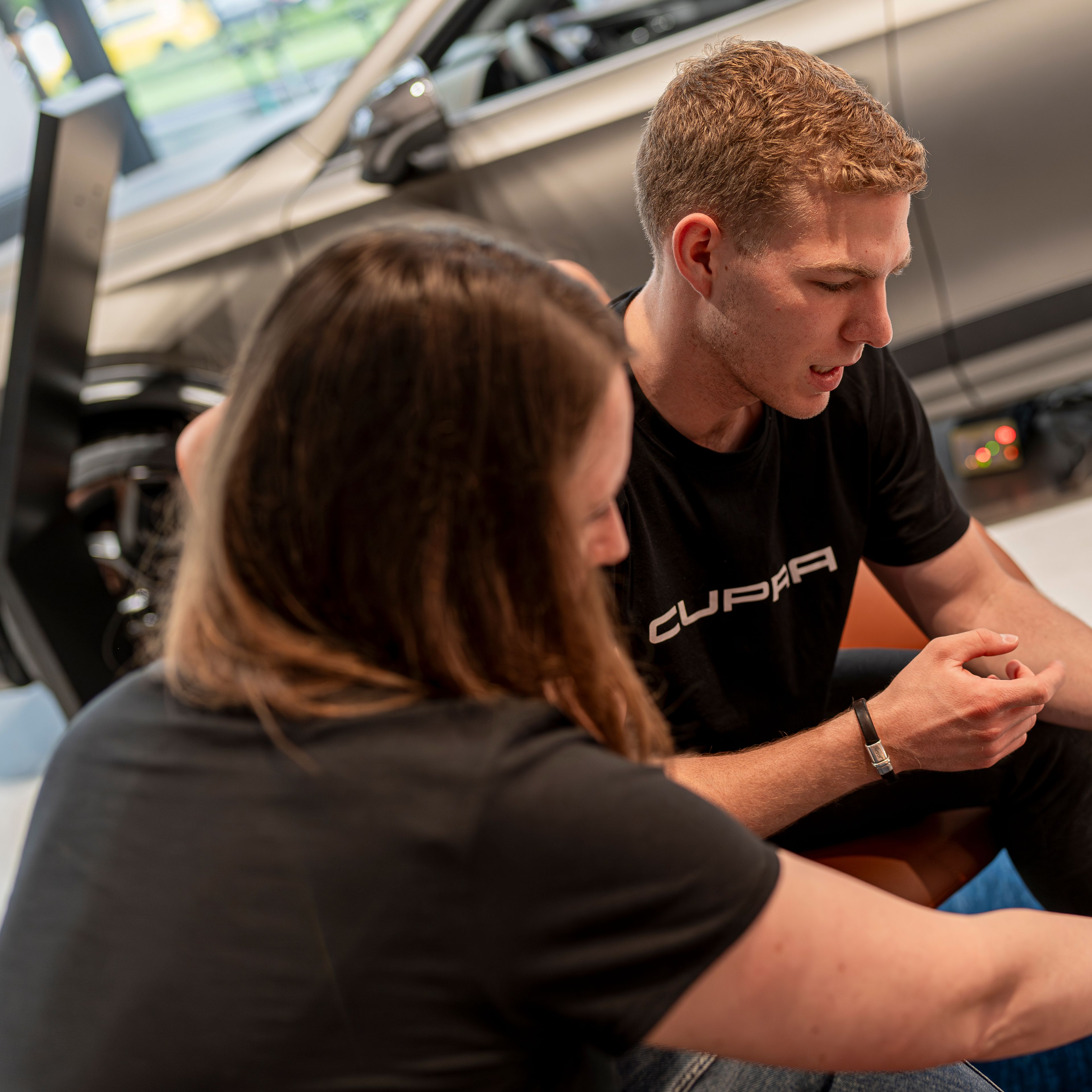 Férfi és nő egy CUPRA modellt konfigurál